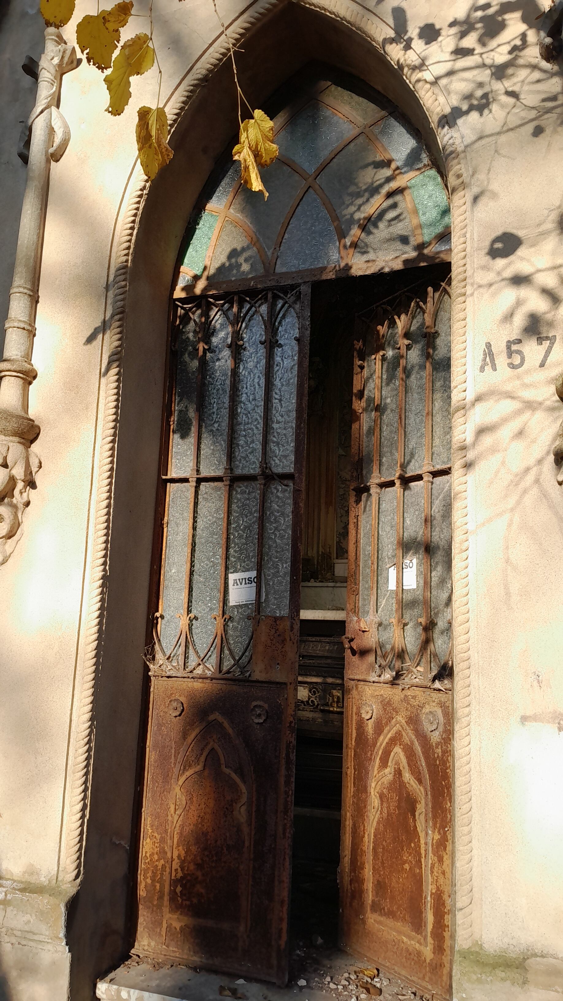 Bóvedas vandalizadas y profanadas en el cementerio municipal de La Plata