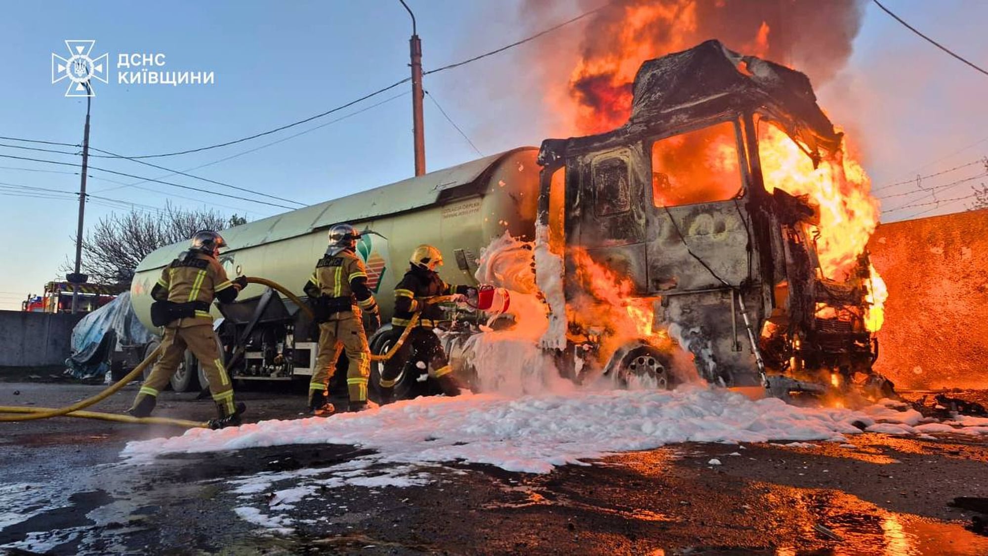Personal de emergencias trabaja para extinguir un incendio tras un ataque ruso en la región de Kiev