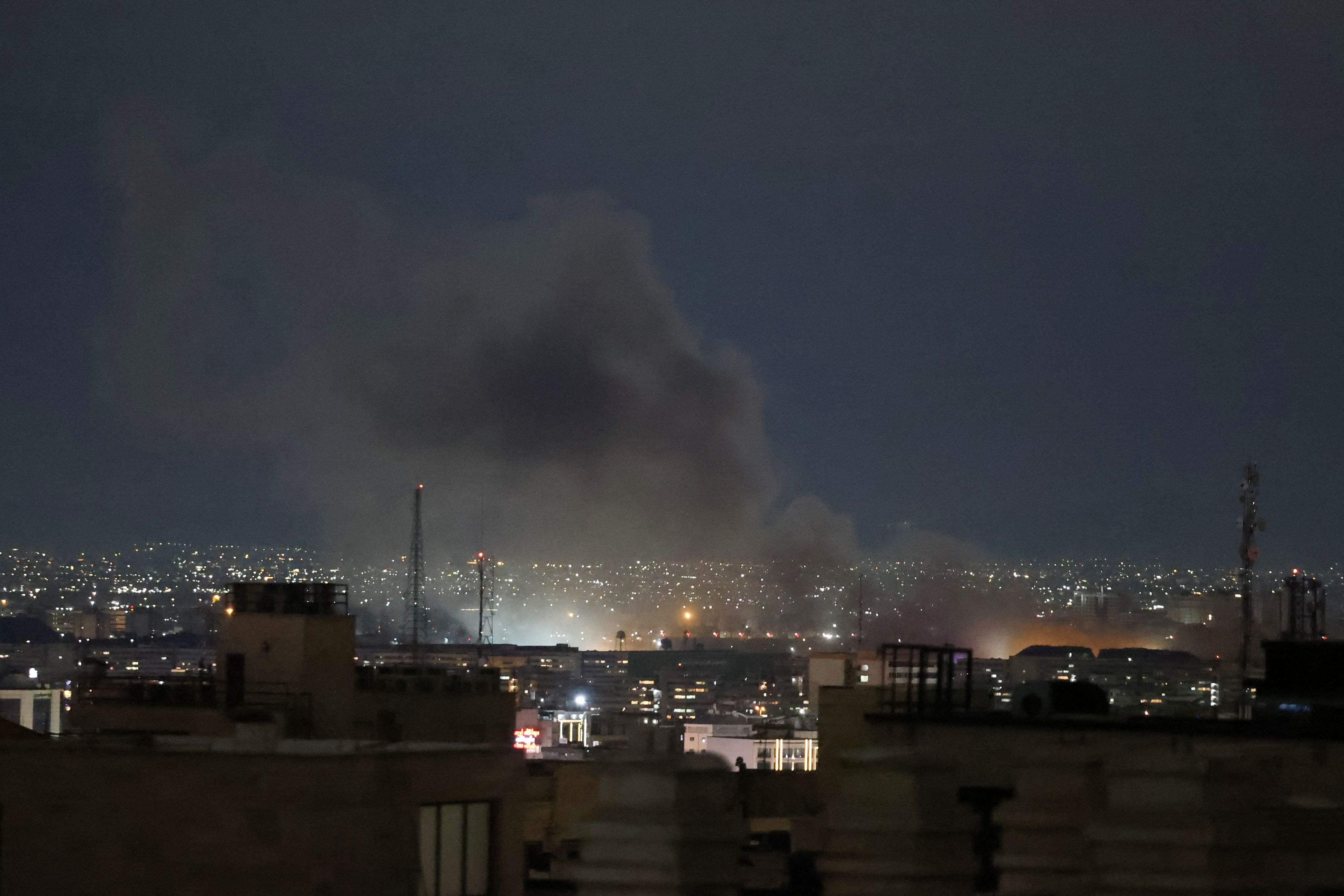 Una columna de humo se eleva desde el lugar de un ataque en Teherán en la madrugada del 28 de marzo de 2026