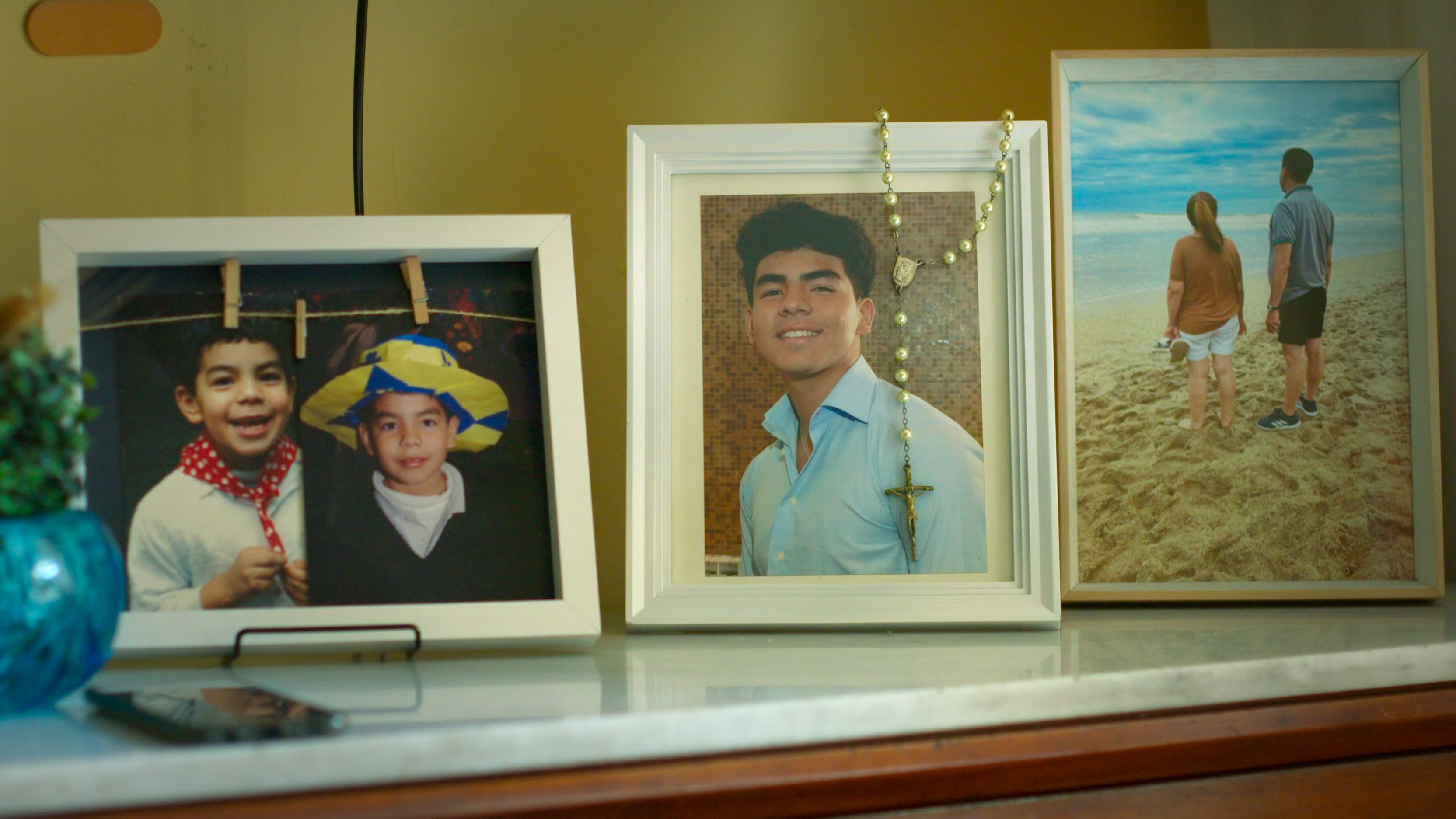 El documental de tres capítulos cuenta con imágenes de archivo y testimonios de la familia de Báez Sosa, sus amigos, las autoridades del caso y también de los jóvenes condenados y sus familiares