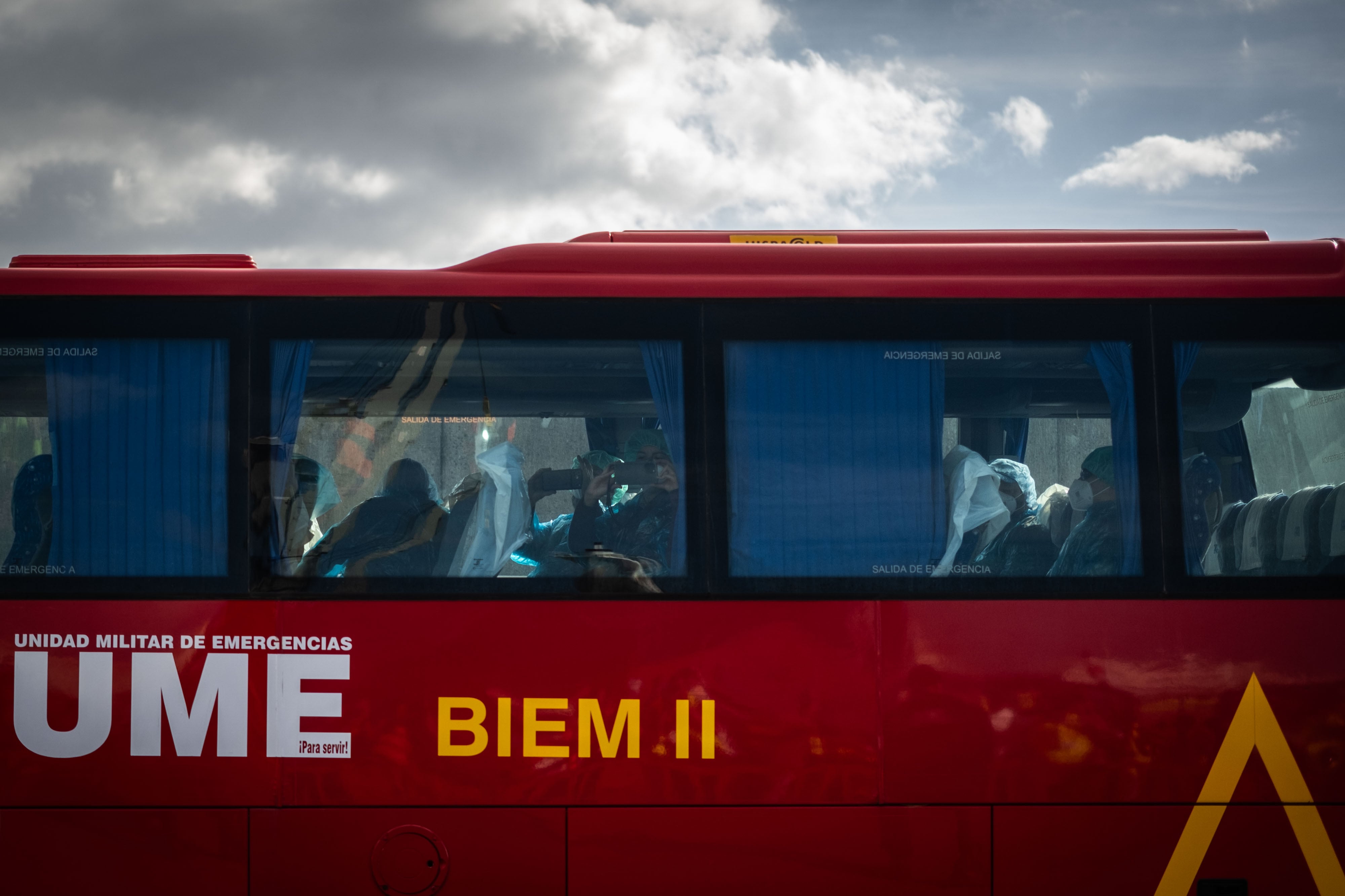 Un bus de la Unidad Militar de Emergencias de España traslada a los pasajeros al aeropuerto