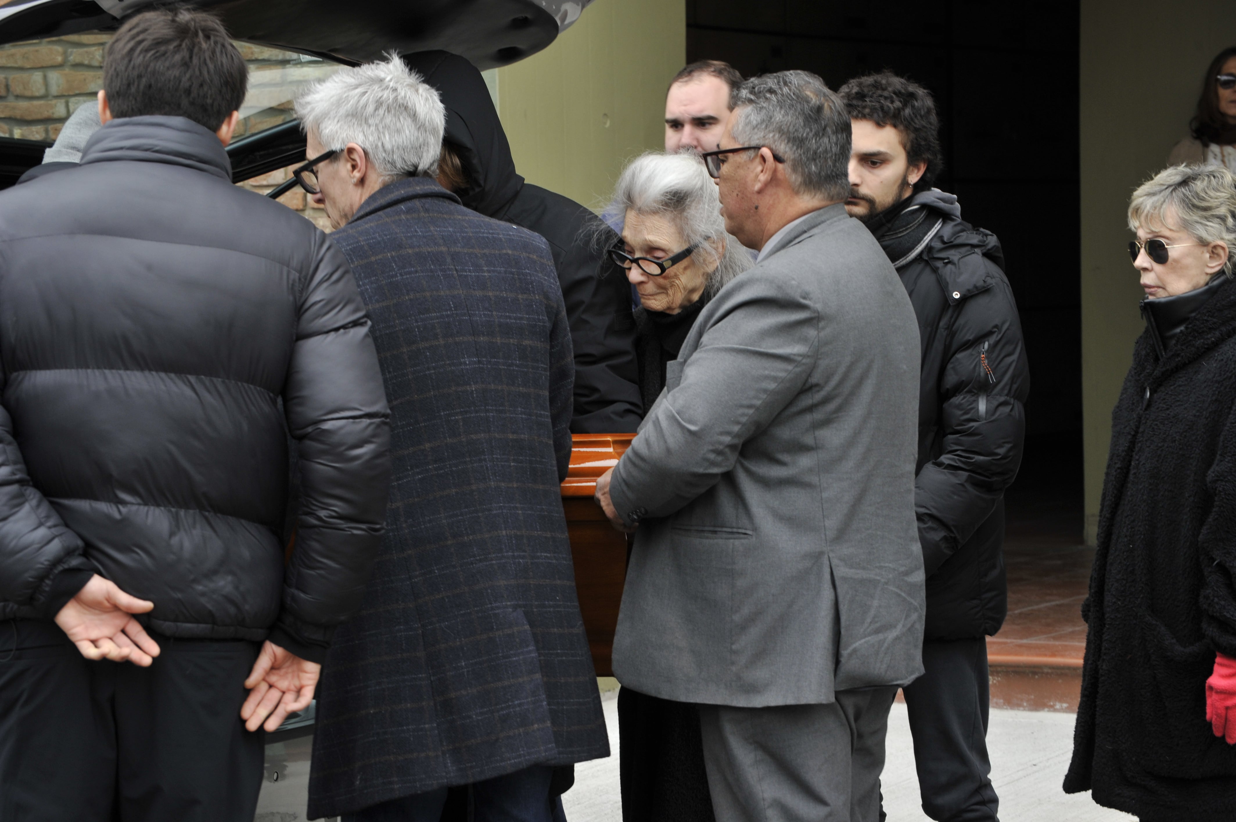 Familiares y amigos en el entierro de Ernestina Pais en el Cementerio de Chacarita