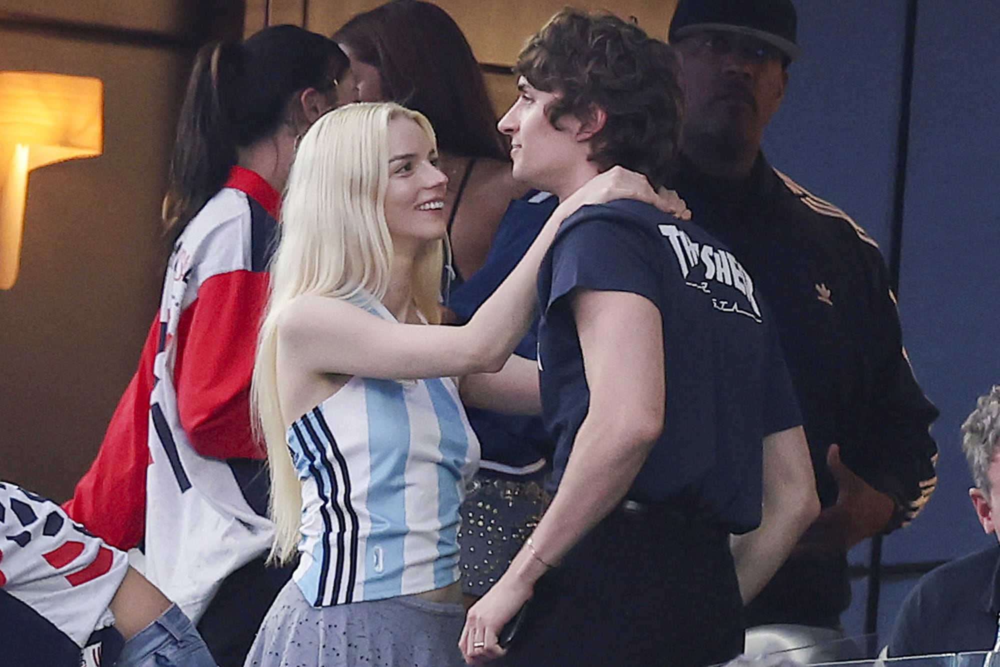 Anya Taylor-Joy y su marido, Malcolm McRae., durante el partido de la Copa Mundial entre Estados Unidos de América y Paraguay en el estadio de Los Ángeles