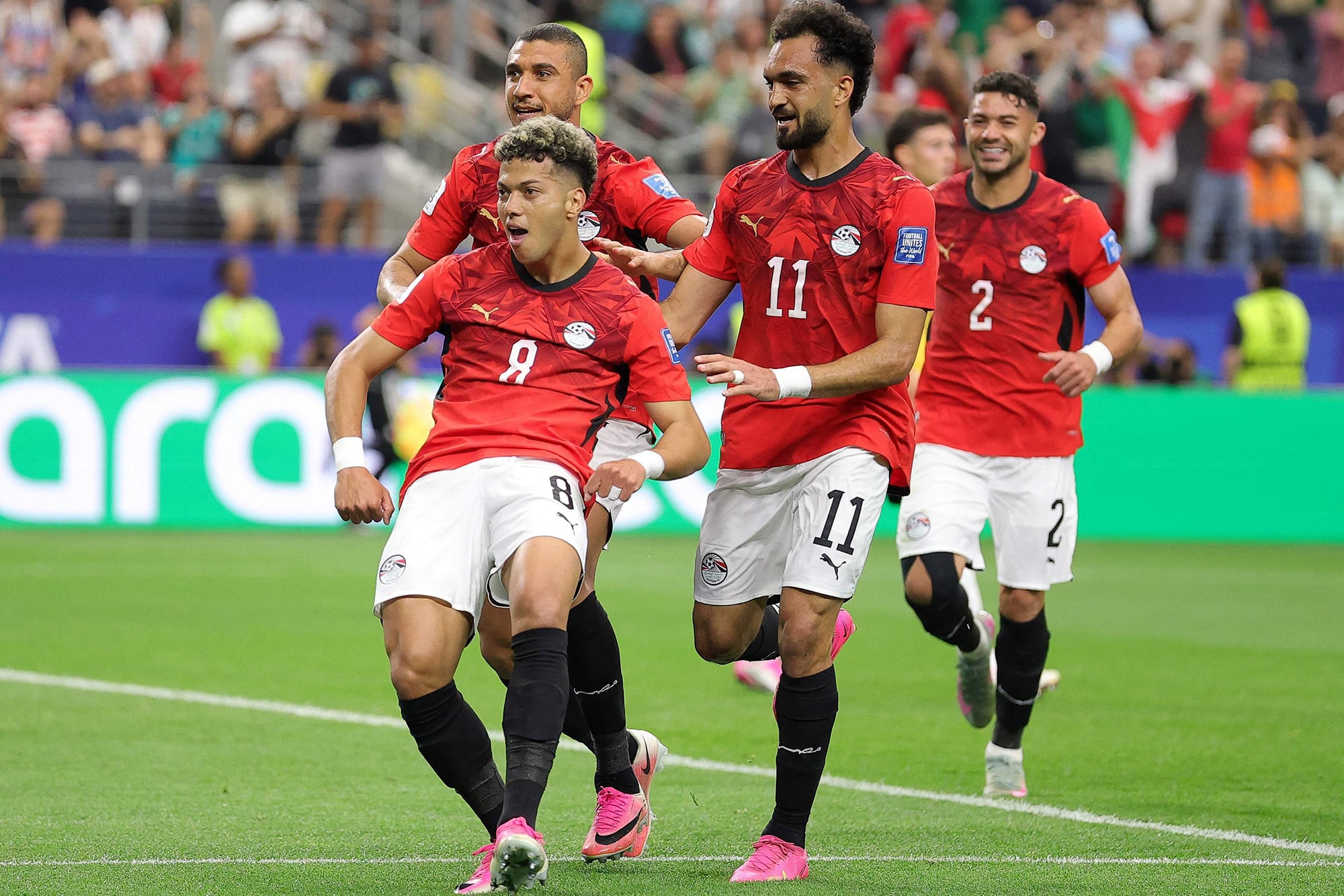 A puro baile, Ashour celebra con Ramy Rabia y Mostafa Zico después de anotar ante Australia por los dieciseisavos de final. Foto por Alex Slitz / GETTY IMAGES NORTH AMERICA /