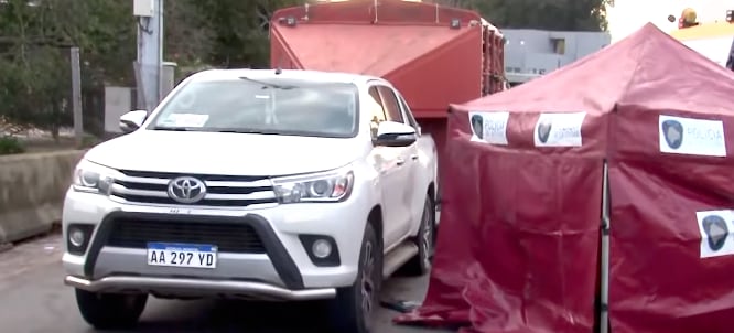 Bajó de la camioneta en la Perito Moreno por un problema en la rueda y lo atropellaron: murió 6 El accidente ocurrió cuando las víctimas intentaban solucionar un desperfecto en la rueda