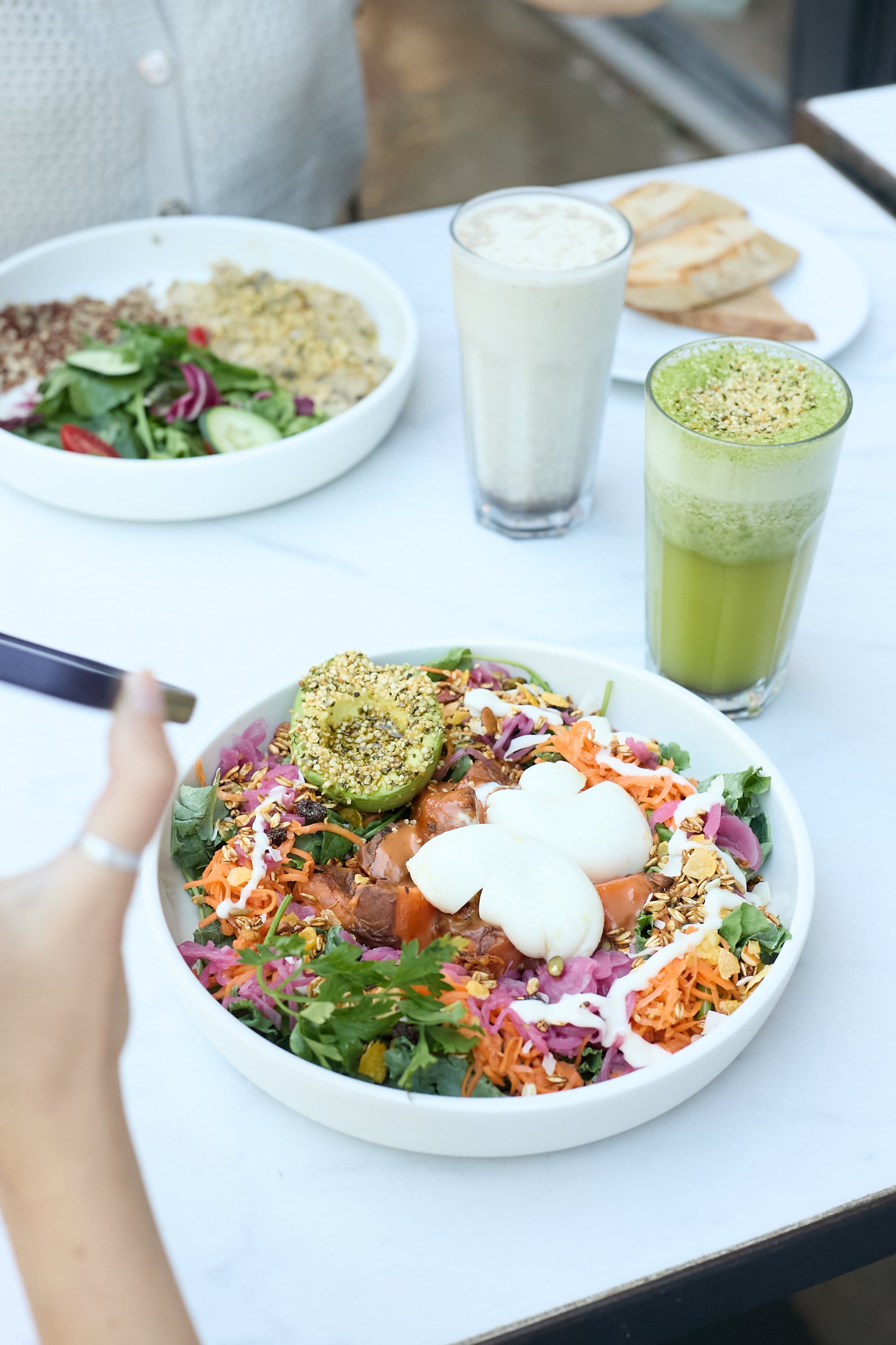 Ensalada con palta, huevos poché y el toque crocante de las semillas de cáñamo