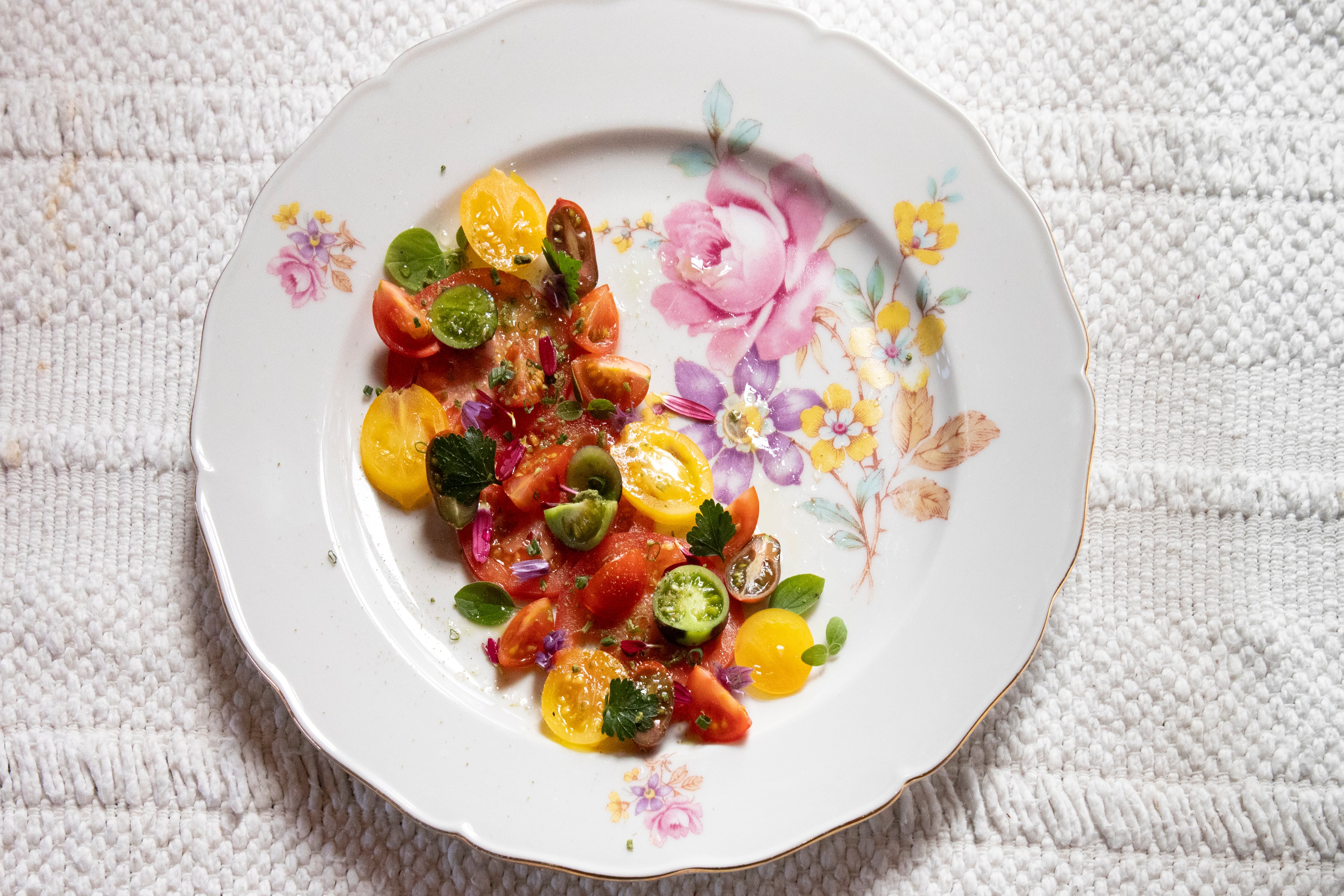 Verduras de la huerta en los platos.