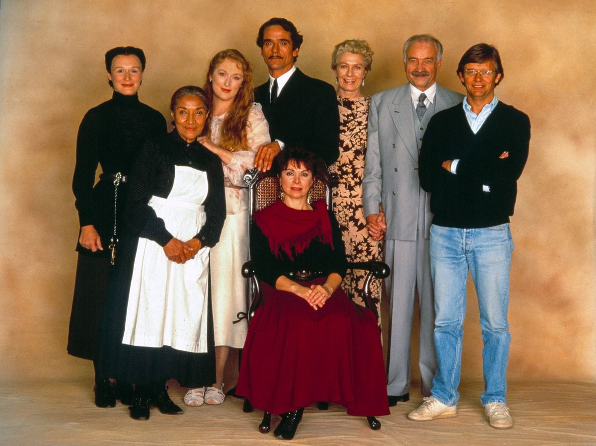 El elenco de La casa de los espíritus, junto al director Billie August y a la escritora Isabel Allende