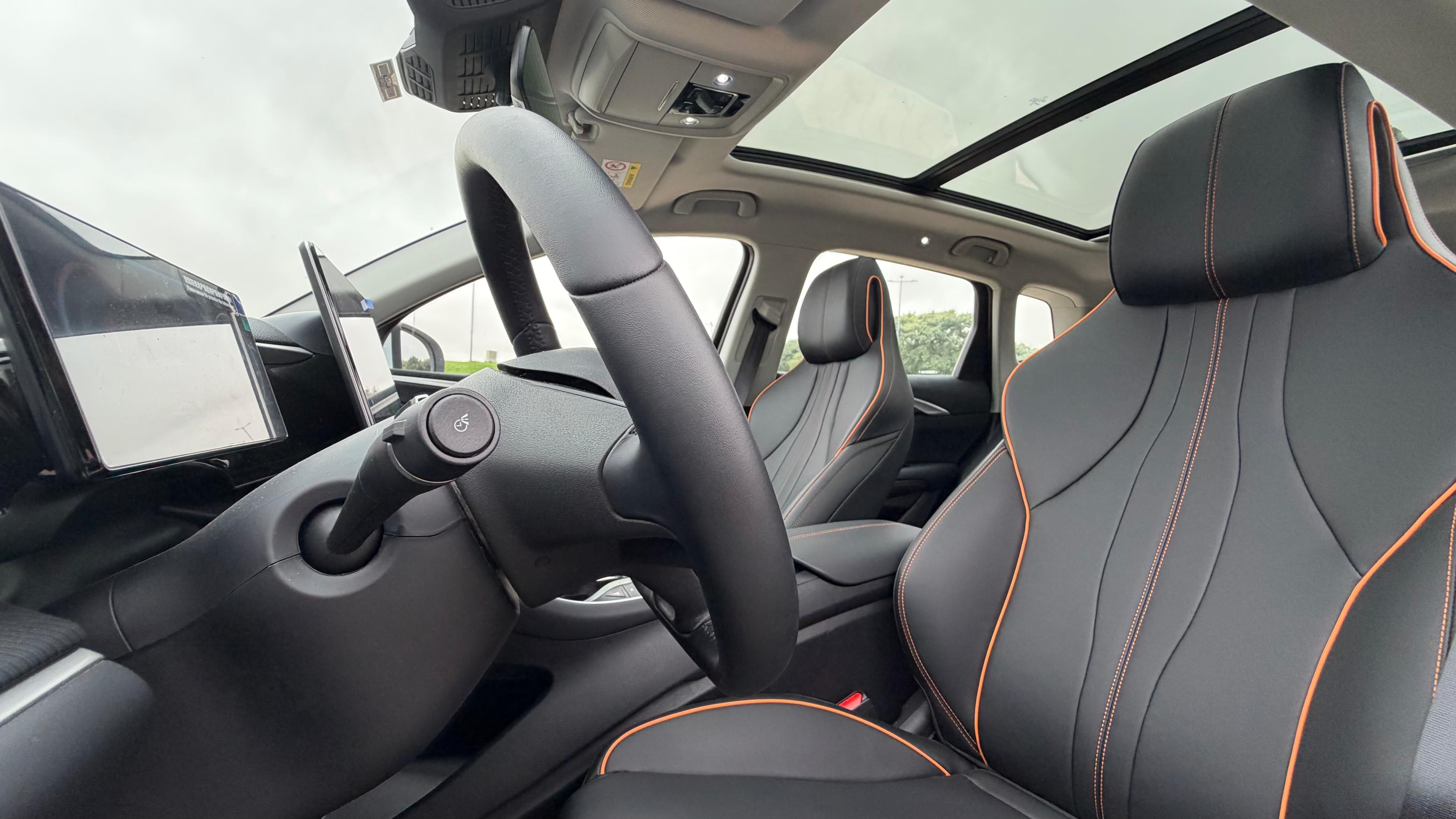 Cuenta con regulación eléctrica en el asiento del conductor