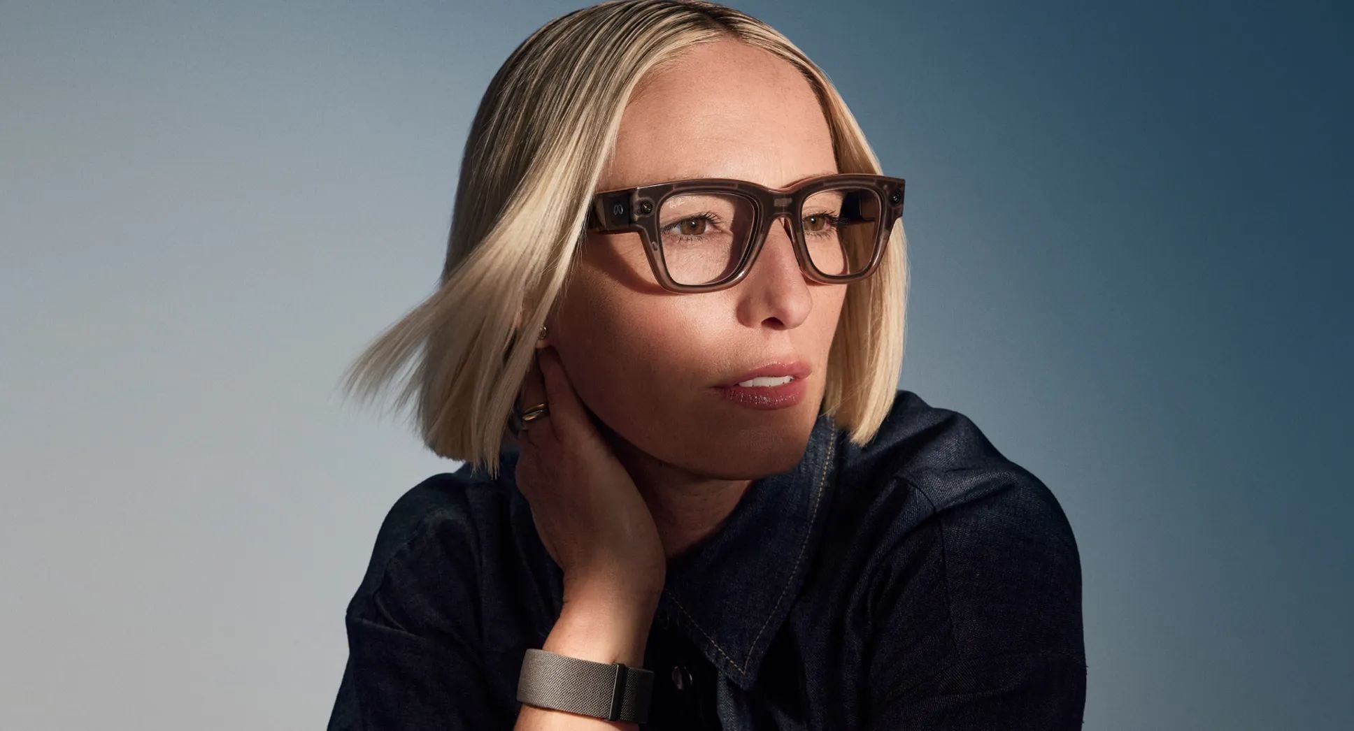 Unos anteojos Meta Ray-ban Display. Tienen una pequeña pantalla en el cristal derecho, parlantes en las patillas y una cámara frontal en la montura