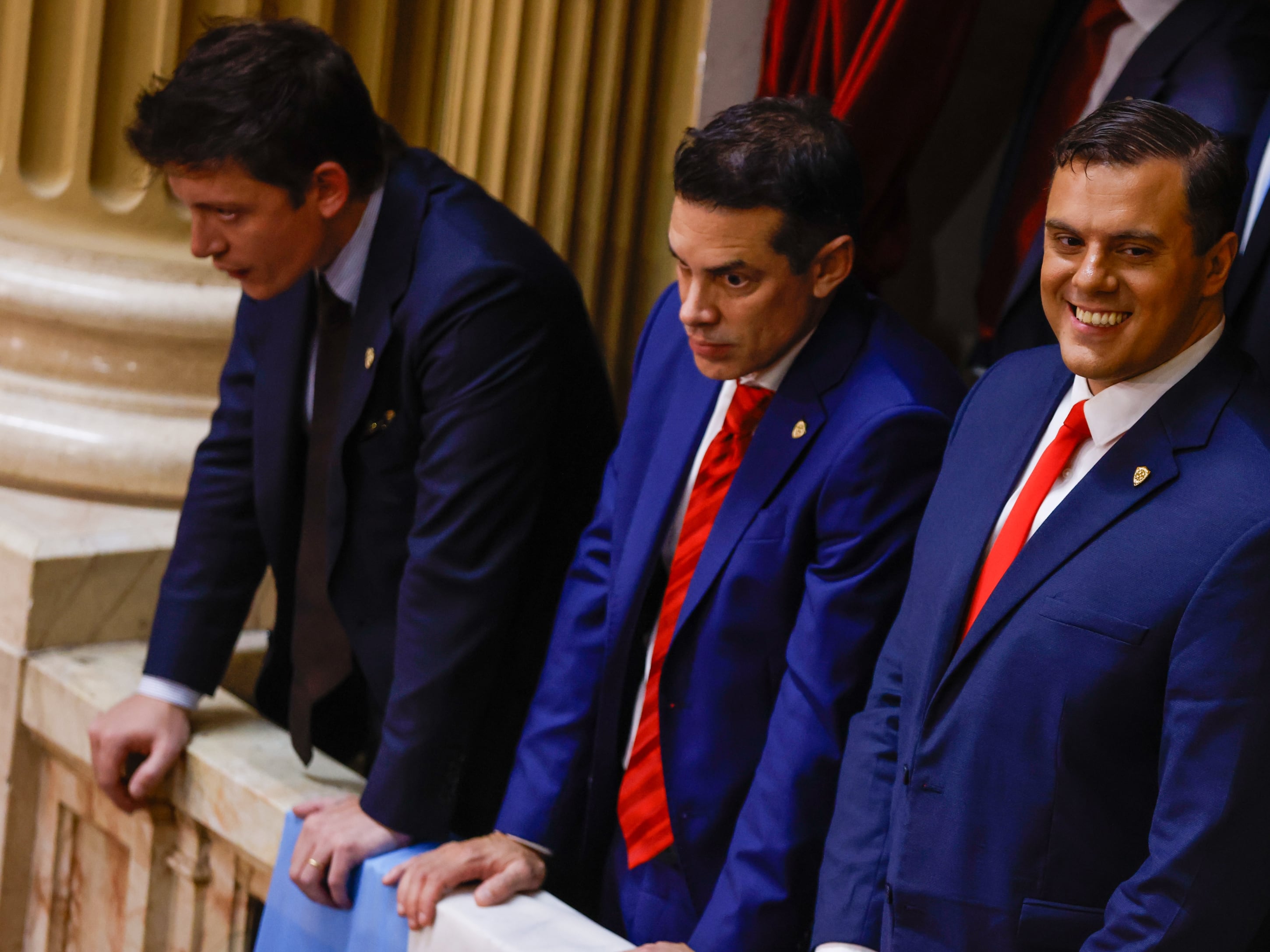 En la asamblea legislativa de 2025, Santiago Caputo en el palco con Sebastián Amerio (número dos de Justicia) y el principal propagandista libertario, Daniel Parisini (Gordo Dan)