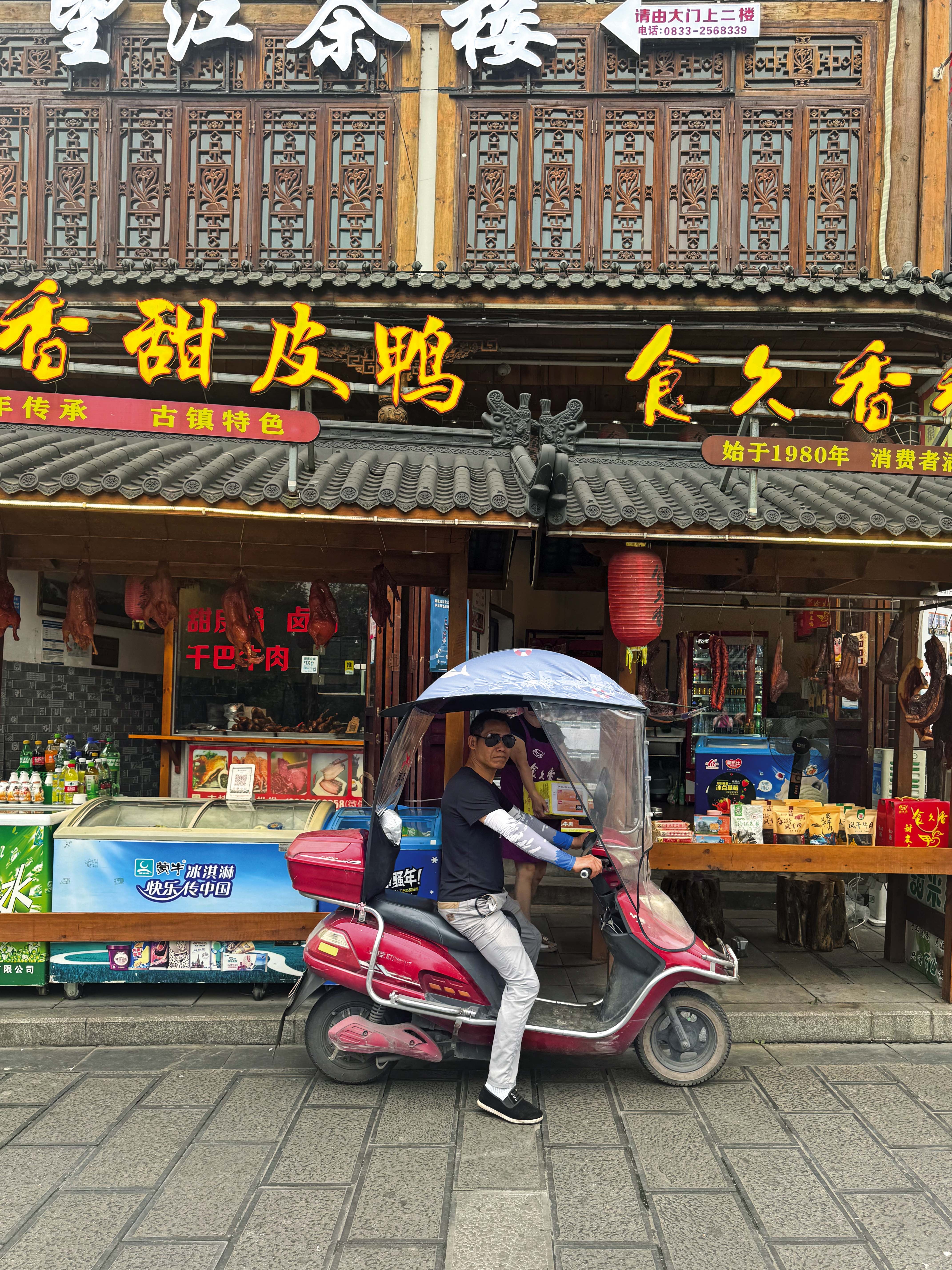 En moto por Leshan City, Sichuan.