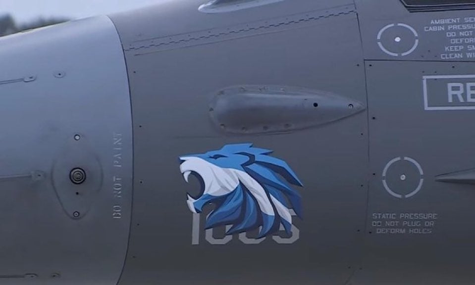 La calcomanía pegada a un F-16 de un simpatizante mileísta.