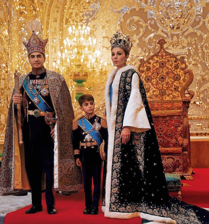 En 1967, Mohammad Reza Pahlaví fue coronado como sha de Persia en una ceremonia que dejó al mundo occidental entre asombrado y en silencio. Sentado sobre un trono cubierto con miles de piedras preciosas montadas en oro, besó el Corán como gesto solemne de inicio de su reinado. Luego, en un momento histórico, otorgó a su esposa Farah el título de Shahbanou (emperatriz), creado especialmente para ella, marcando así un hecho inédito en la historia moderna del país.