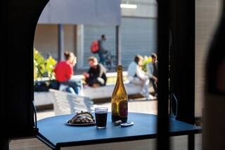 Qué son las ventanitas gastronómicas, la nueva moda para comer al paso