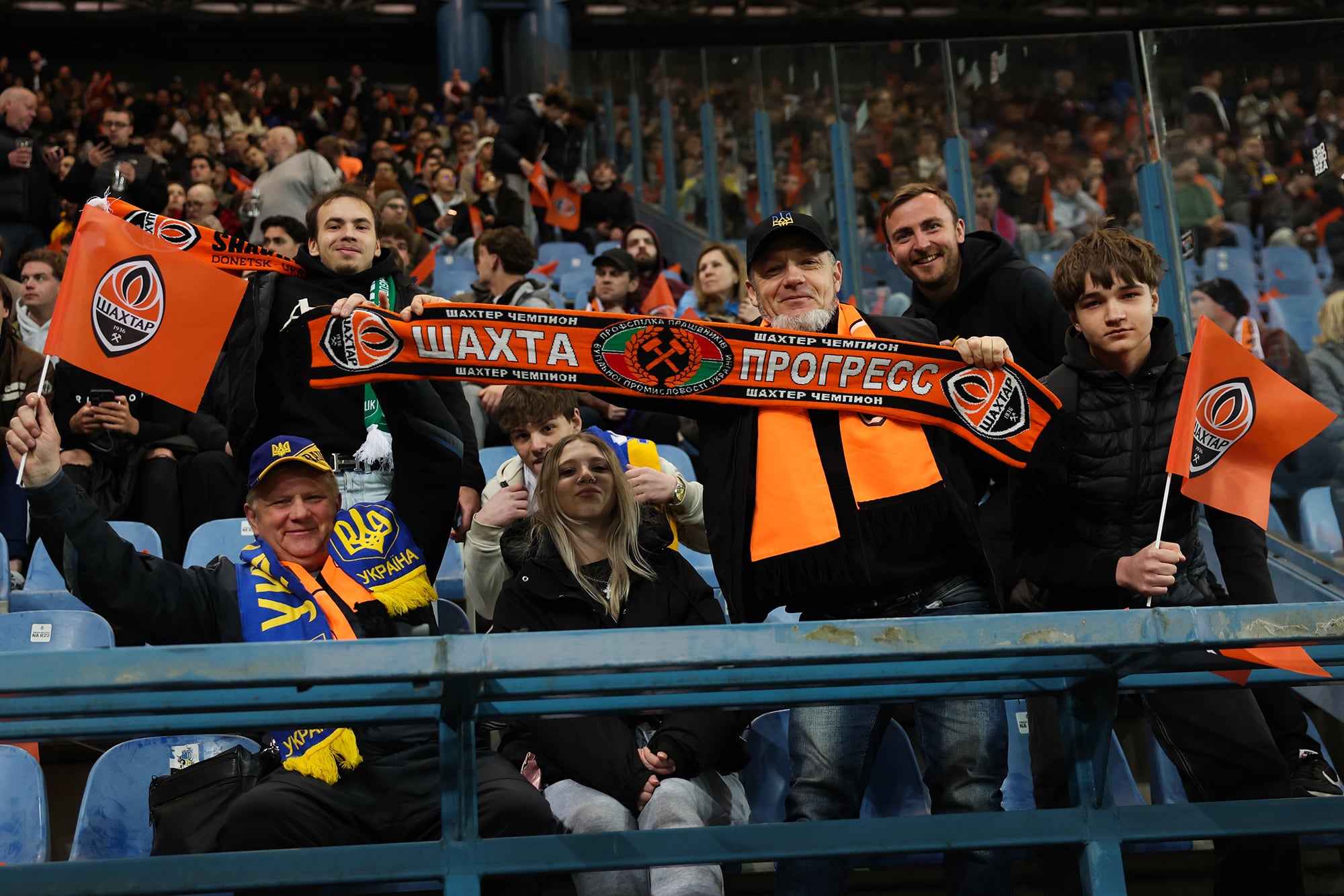 Los fanáticos de Shakhtar Donetsk durante las semifinales de la UEFA Conference League ante Crystal Palace en Polonia