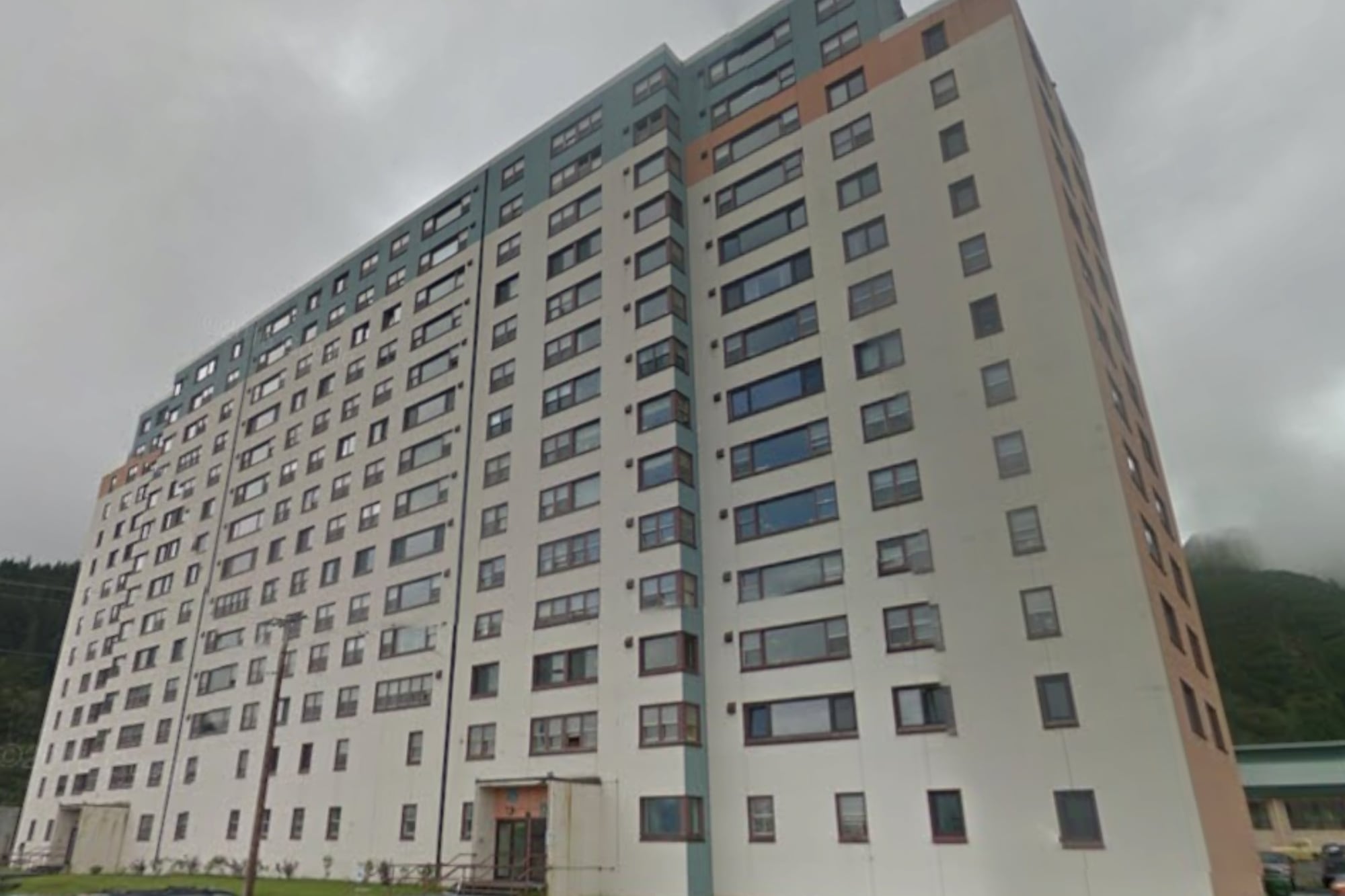 El pueblo de Alaska donde casi todos viven en un mismo edificio de 14 pisos y los niños cruzan un túnel para ir a la escuela 6 El edificio Begich Towers alberga a la mayoría de la población de Whittier
