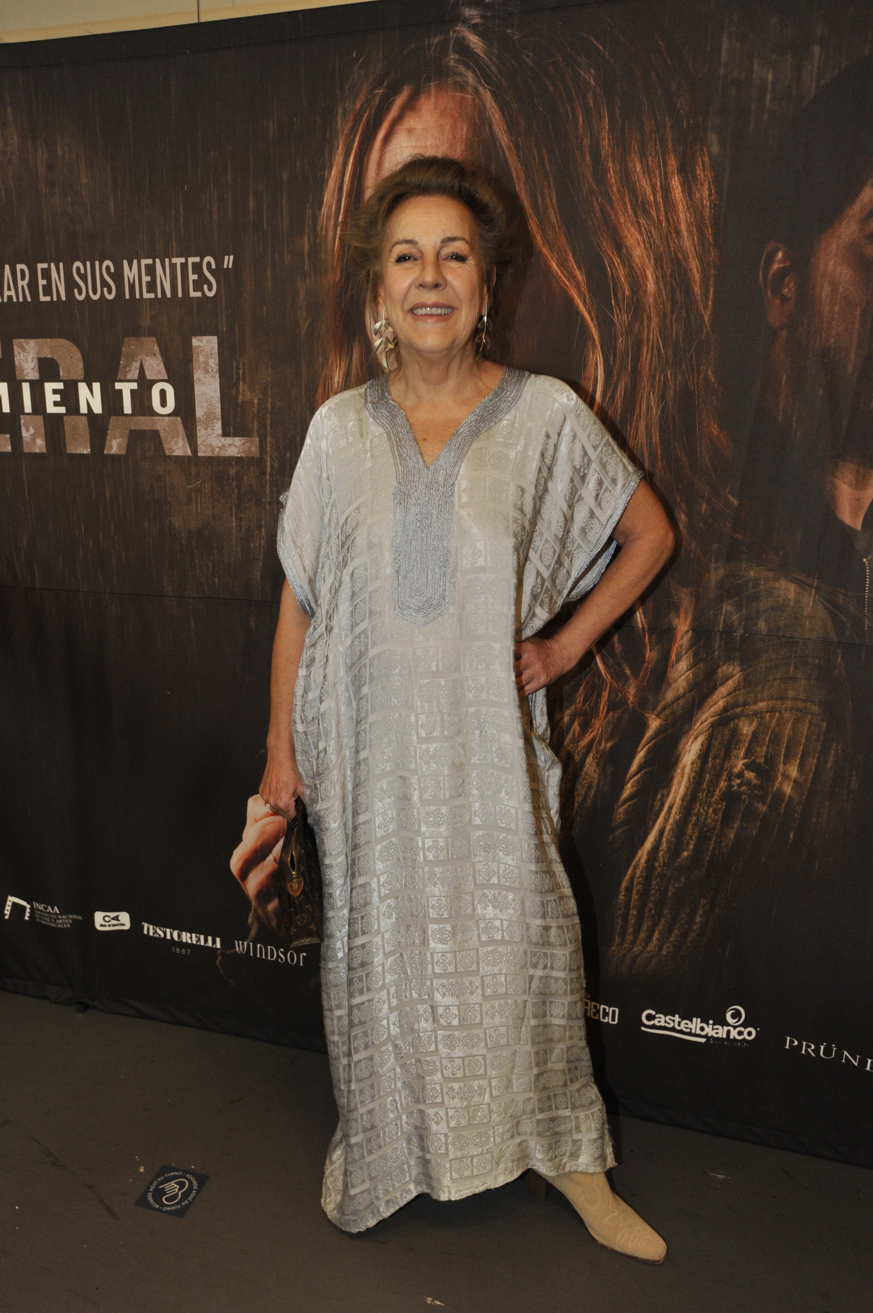 Mónica Gonzaga posó para los fotógrafos antes de entrar a la sala del complejo de cines de Recoleta en el que se llevo adelante la avant premiere