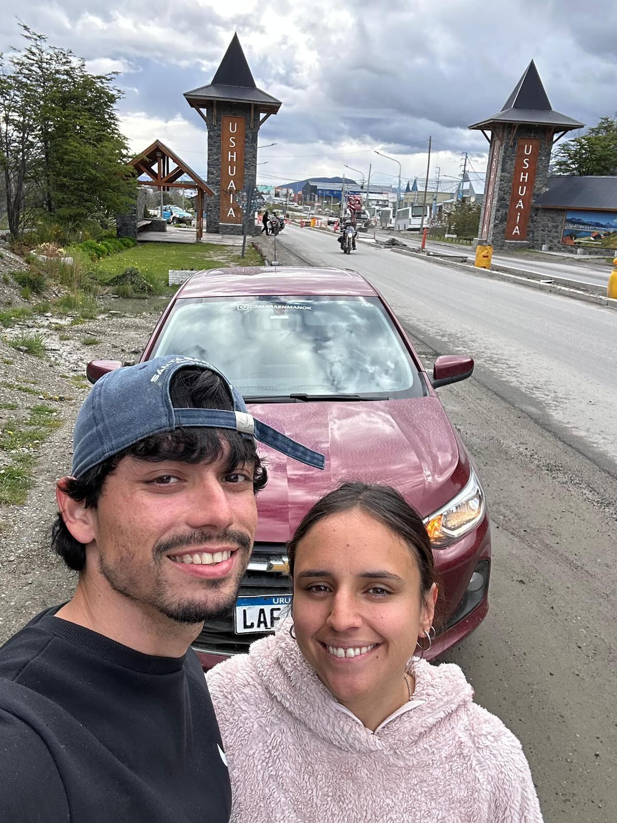 Los dos se conocieron en 2024 cuando compartieron el mismo lugar de trabajo en una fábrica de alimentos; hoy viajan en auto por el subcontinente