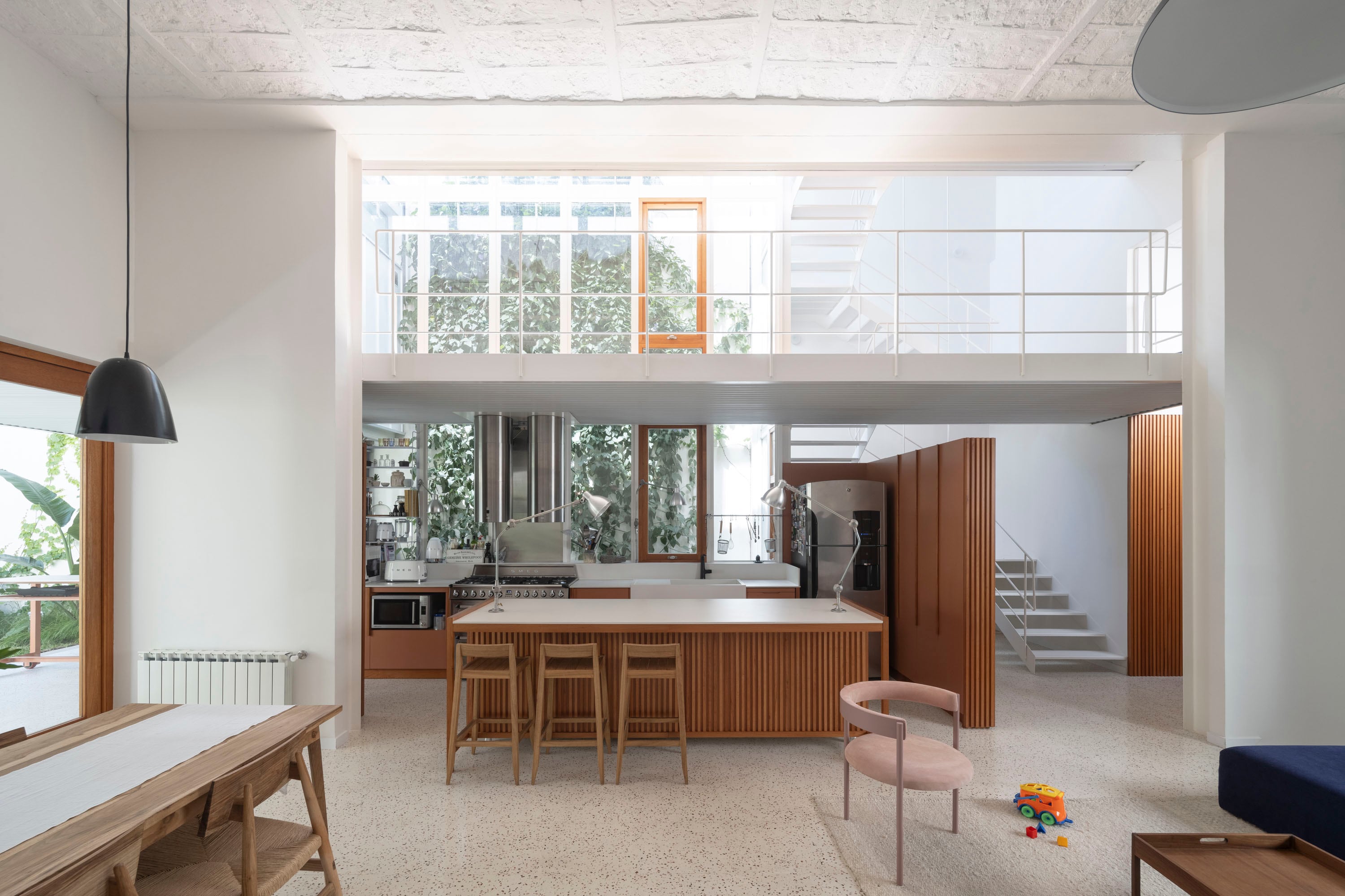 Mesadas en Dekton (Itatí Marmolería). Banquetas, luces colgantes, mesa y sillas de comedor (La Base Studio). Lámparas de la isla (Griscan).