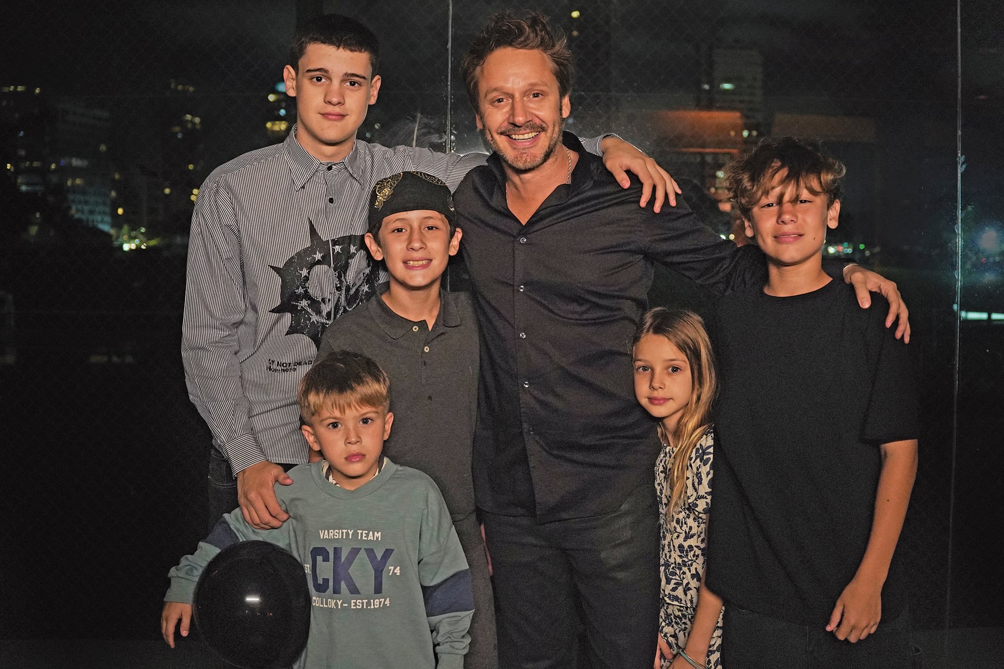 Benjamín abrazado por sus cinco
hijos: Bautista, Benicio, Amancio,
Magnolia y Beltrán