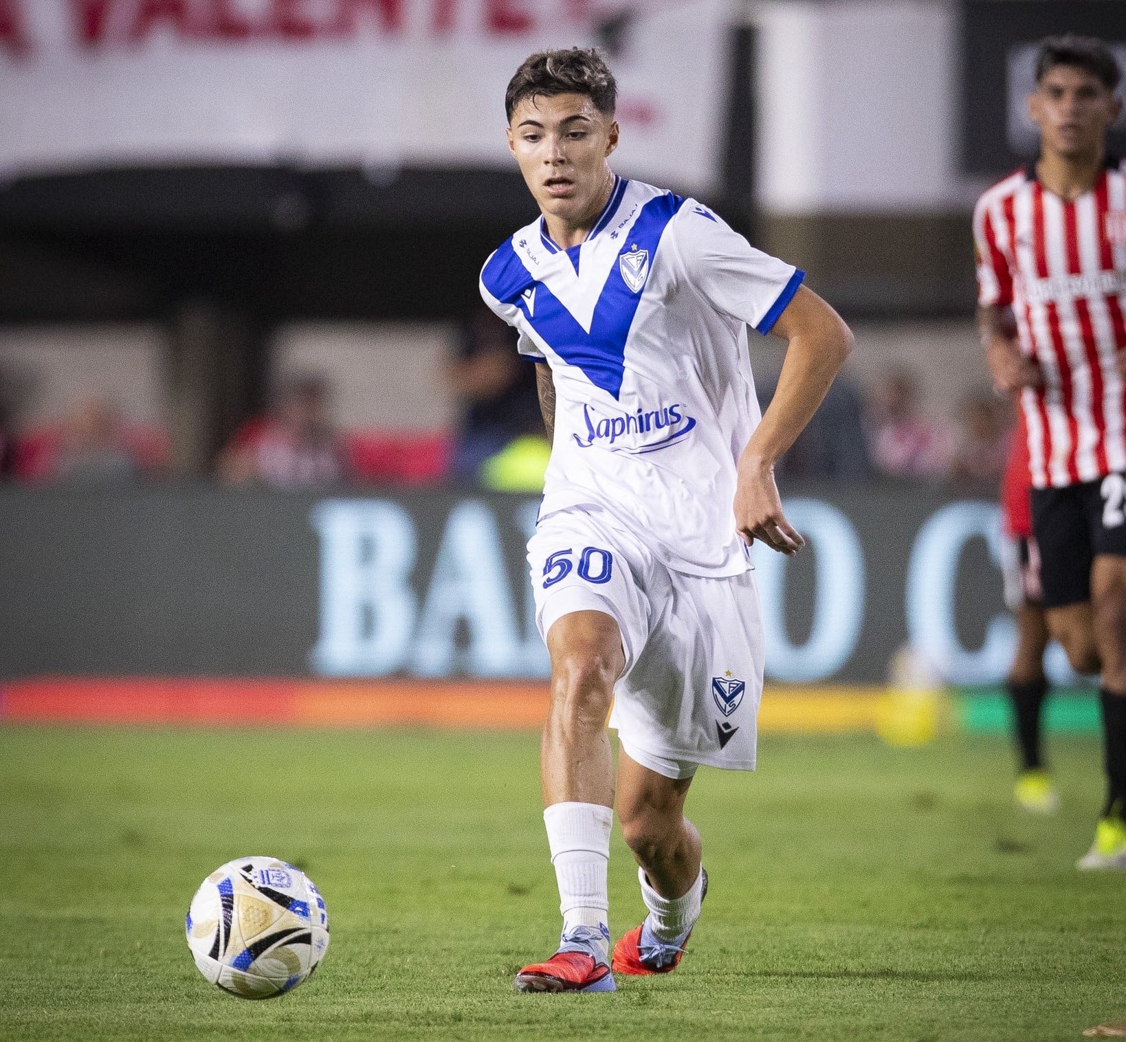 Tobías Andrada jugando para Vélez ante Estudiantes, en La Plata