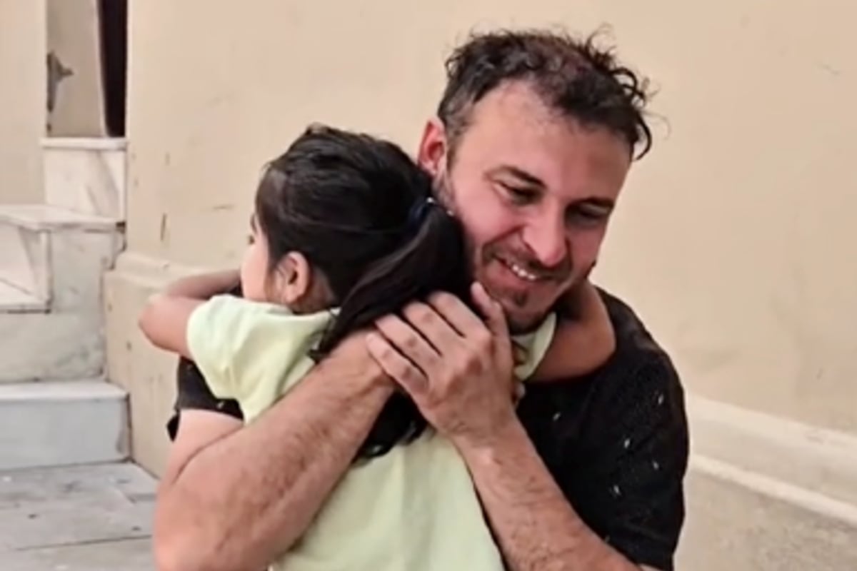 Se quedó sin trabajo y toca el violín en una peatonal en Córdoba: una nena lo sorprendió y bailó con él