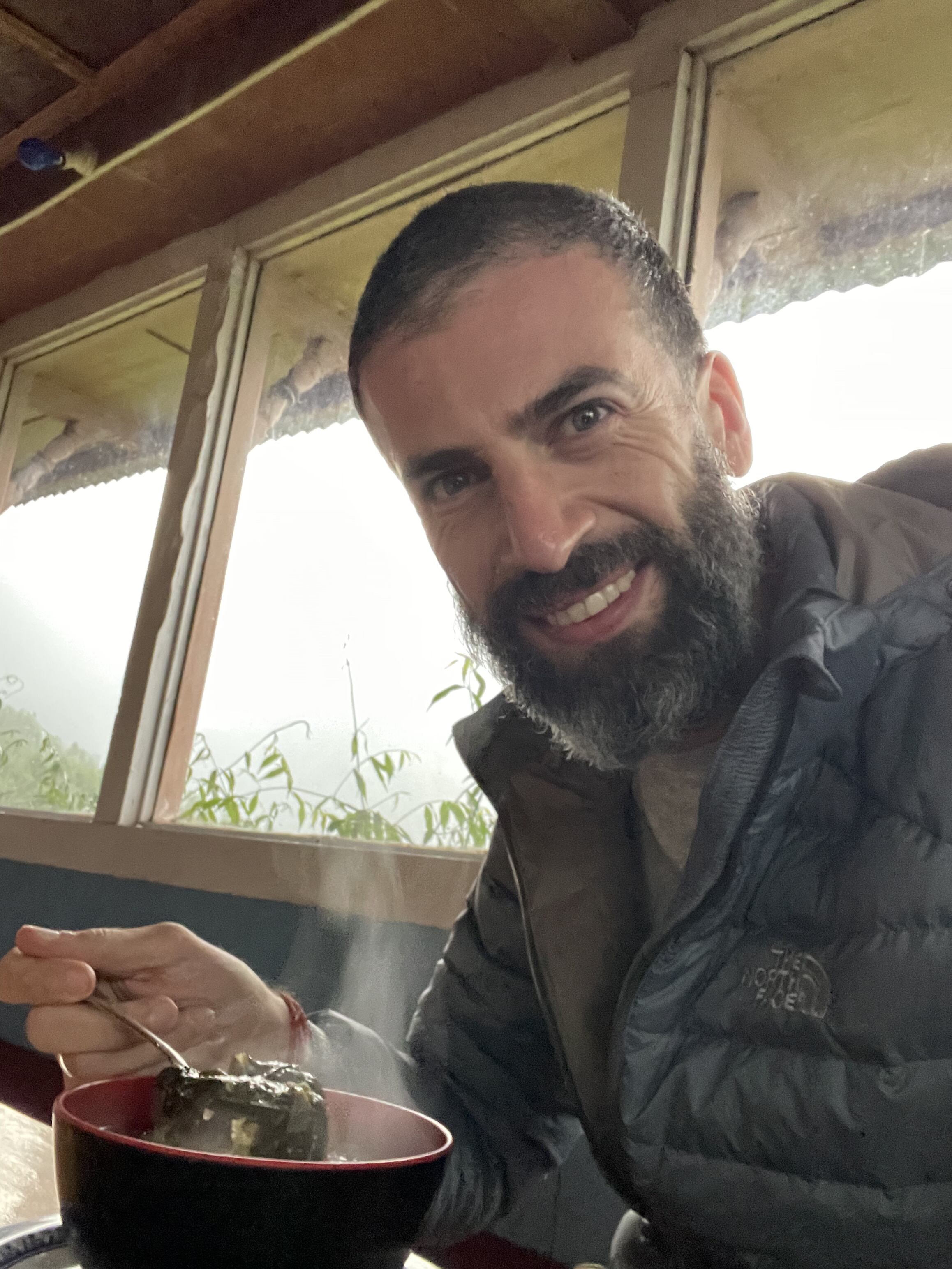 Atilio comió la mejor sopa de hojas del bosque que jamás pudo haber probado.