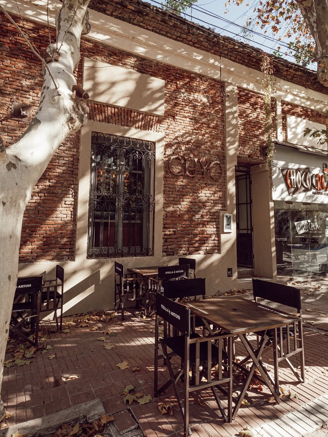 Una antigua casona frente a la plaza convertida en espacio gastronómico (Foto: Instagram @cuyo.resto)