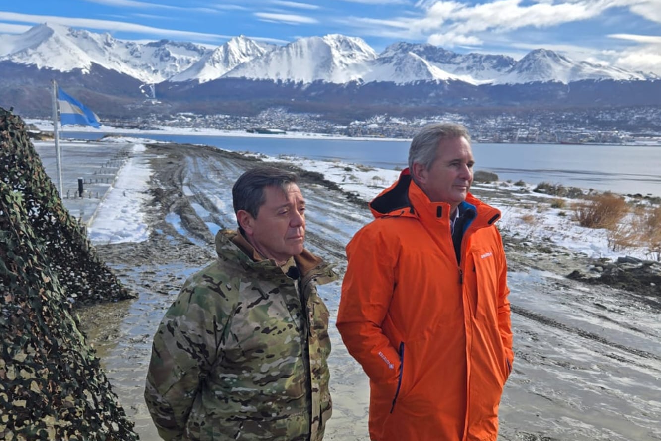 El canciller Pablo Quirno y el ministro de defensa, Carlos Presti, en el predio donde se construirá la Base Naval en Tierra del Fuego