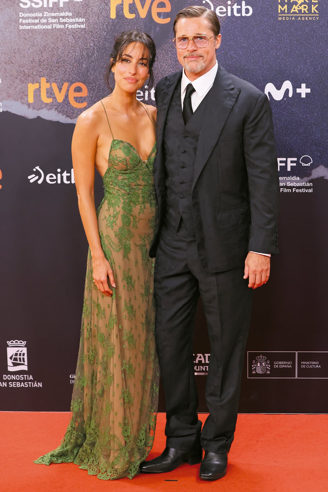 Para la presentación de El corazón de la bestia Pitt eligió un traje negro de tres piezas, pero la que arrasó esa noche fue su novia, Inés de Ramón, que impactó con un vestido de encaje
semitransparente