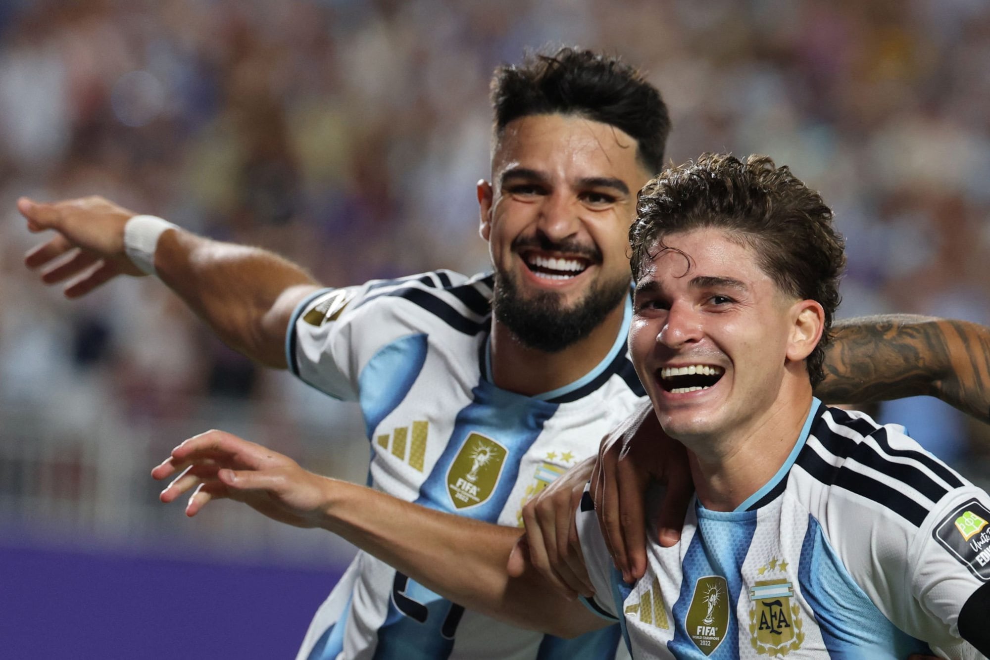 Flaco López y Julián Álvarez, dos de los delanteros que acumuló Argentina en el cierre contra Suiza (Photo by Odd ANDERSEN / AFP)