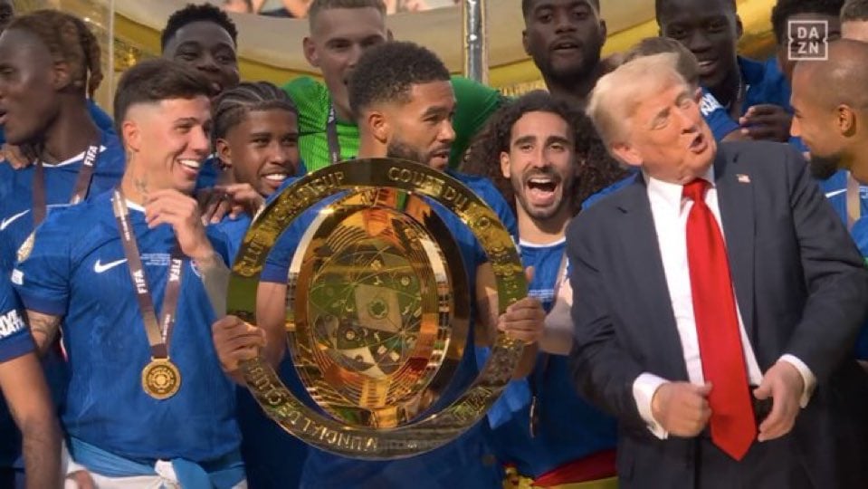 La reacción de Enzo Fernández (izquierda) y Reece James (centro) a la presencia de Donald Trump en la celebración