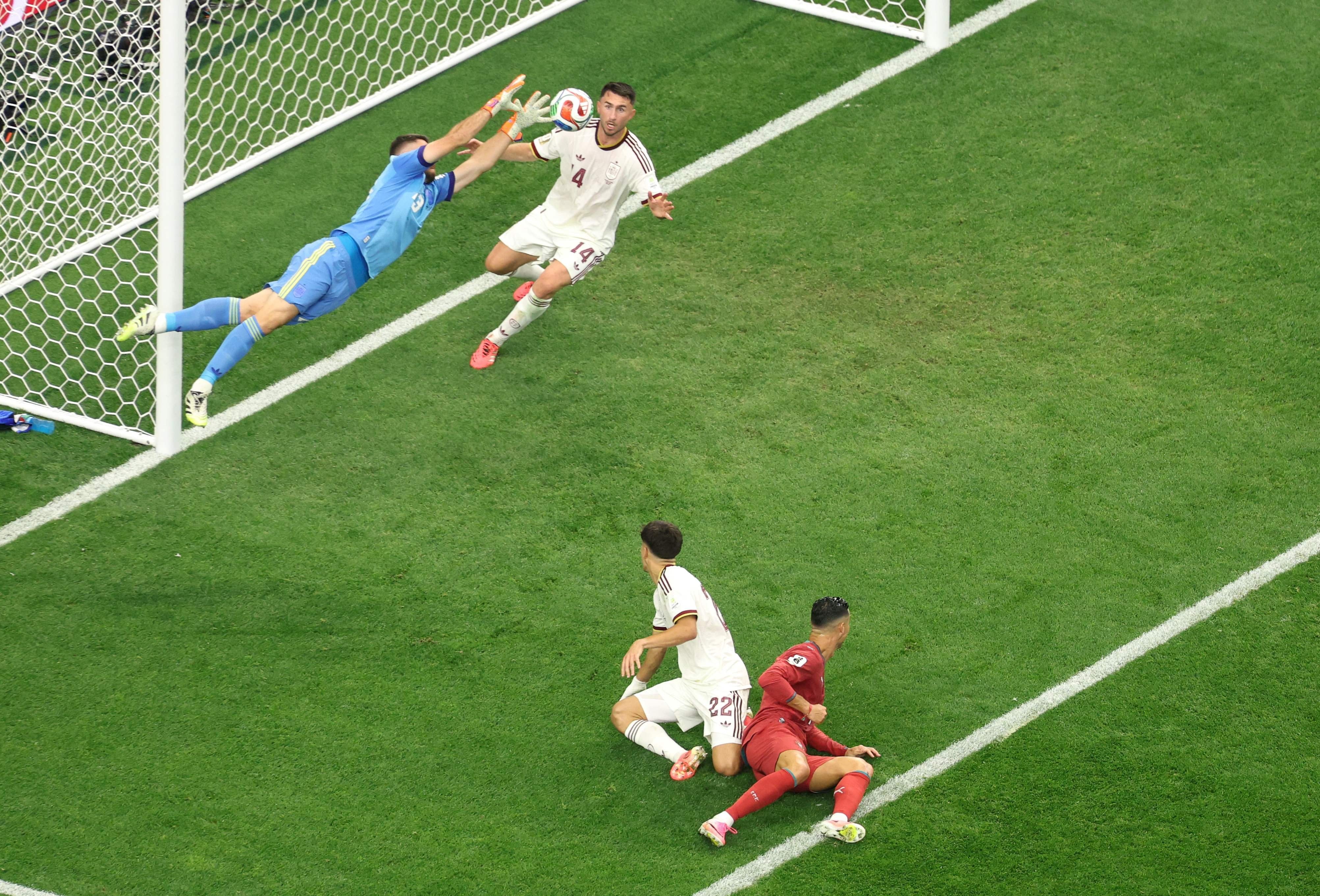 Unai Simón, arquero de España, en una atajada ante Cristiano Ronaldo, durante el partido de octavos de final de la Copa del Mundo 2026, en el Dallas Stadium.