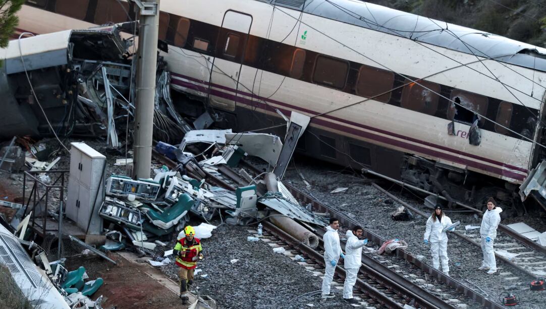 Operarios de la Guardia Civil trabajando en el lugar de los hechos