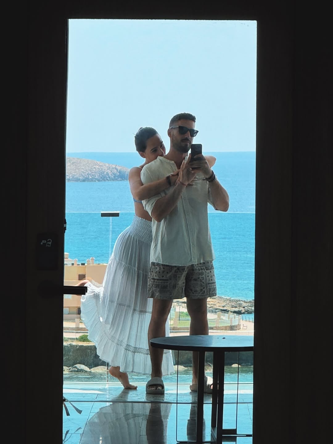 La pareja se hospedó en un hotel frente al mar, con vistas directas al Mediterráneo