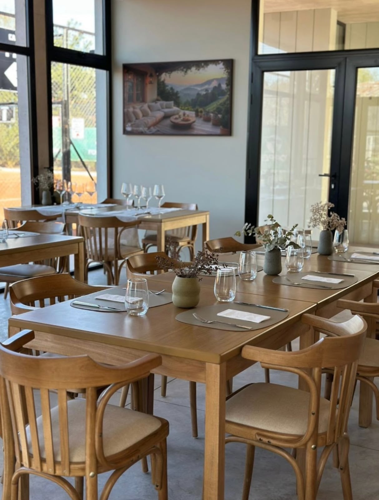 Olmo se ubica dentro del club Juventud Unida, y ofrece un menú liviano y fresco para el mediodía y otro más elaborado para la noche