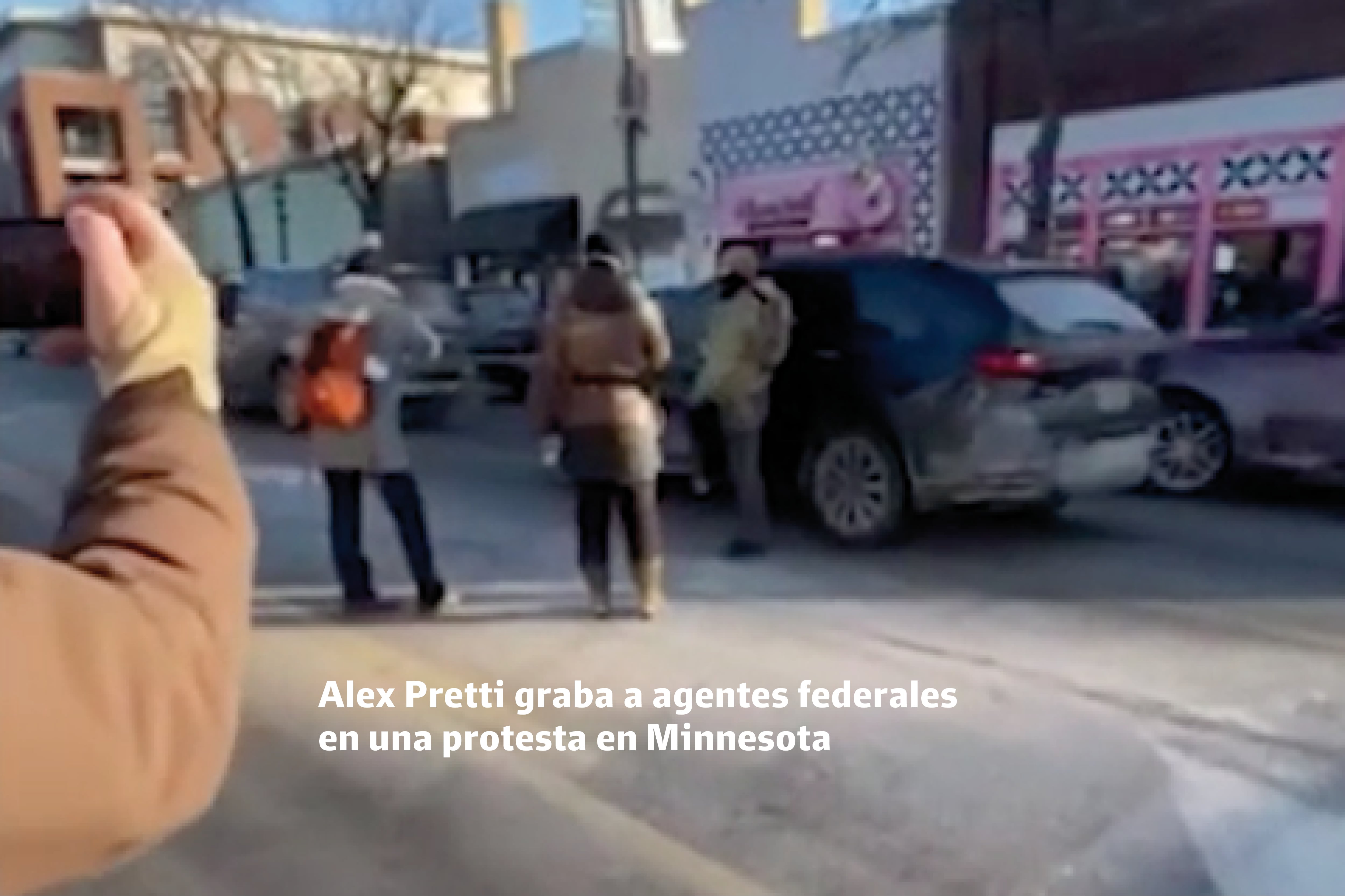 Alex Pretti está grabando el accionar de los agentes federales en Minnesota, el sábado 24 de enero a la mañana