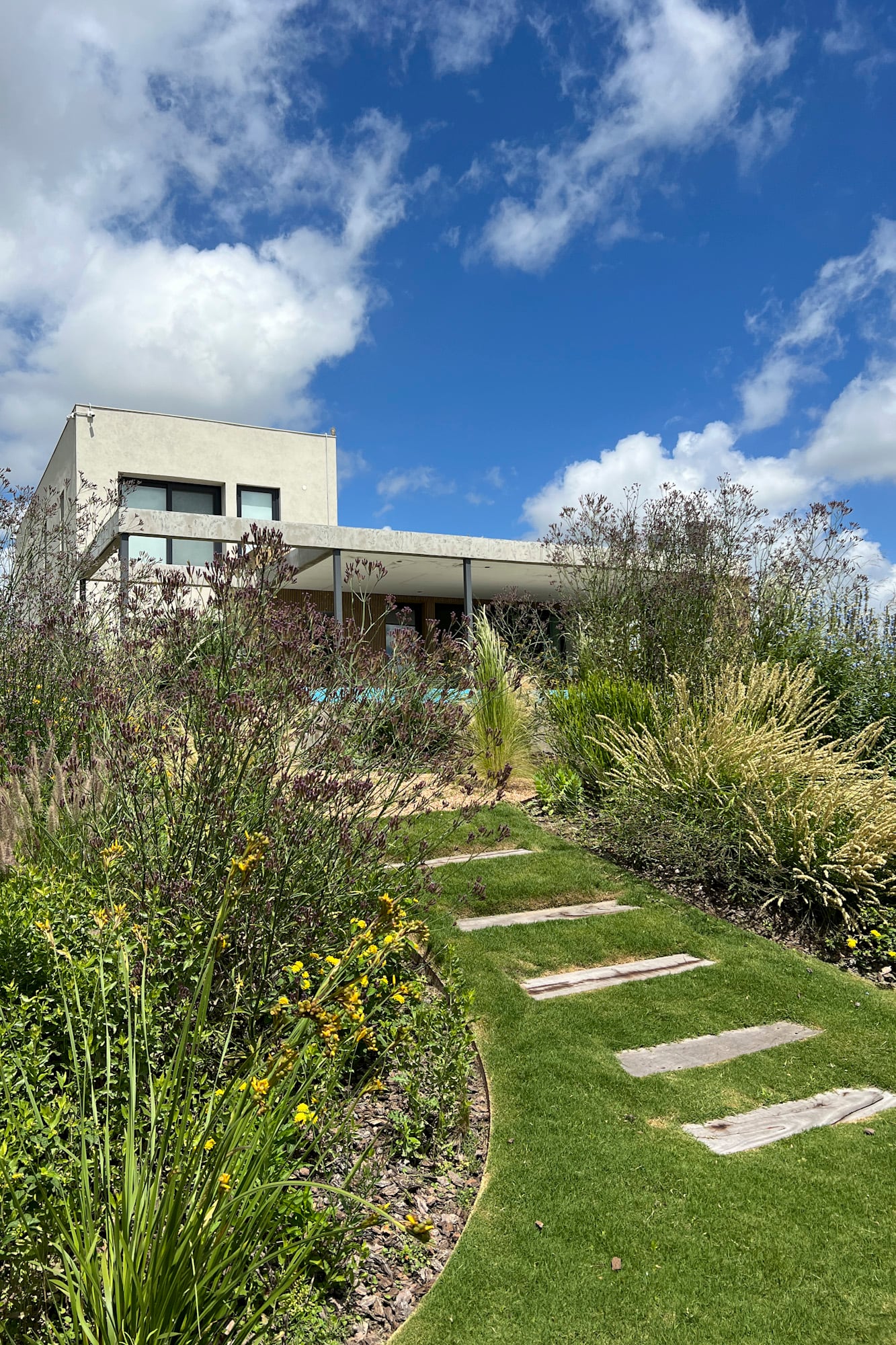 Casa Costa está ubicada en el barrio Puertos, en Escobar, y tuvo un reconocimiento internacional por su ahorro de energía que en la factura de luz tiene “saldo a favor”