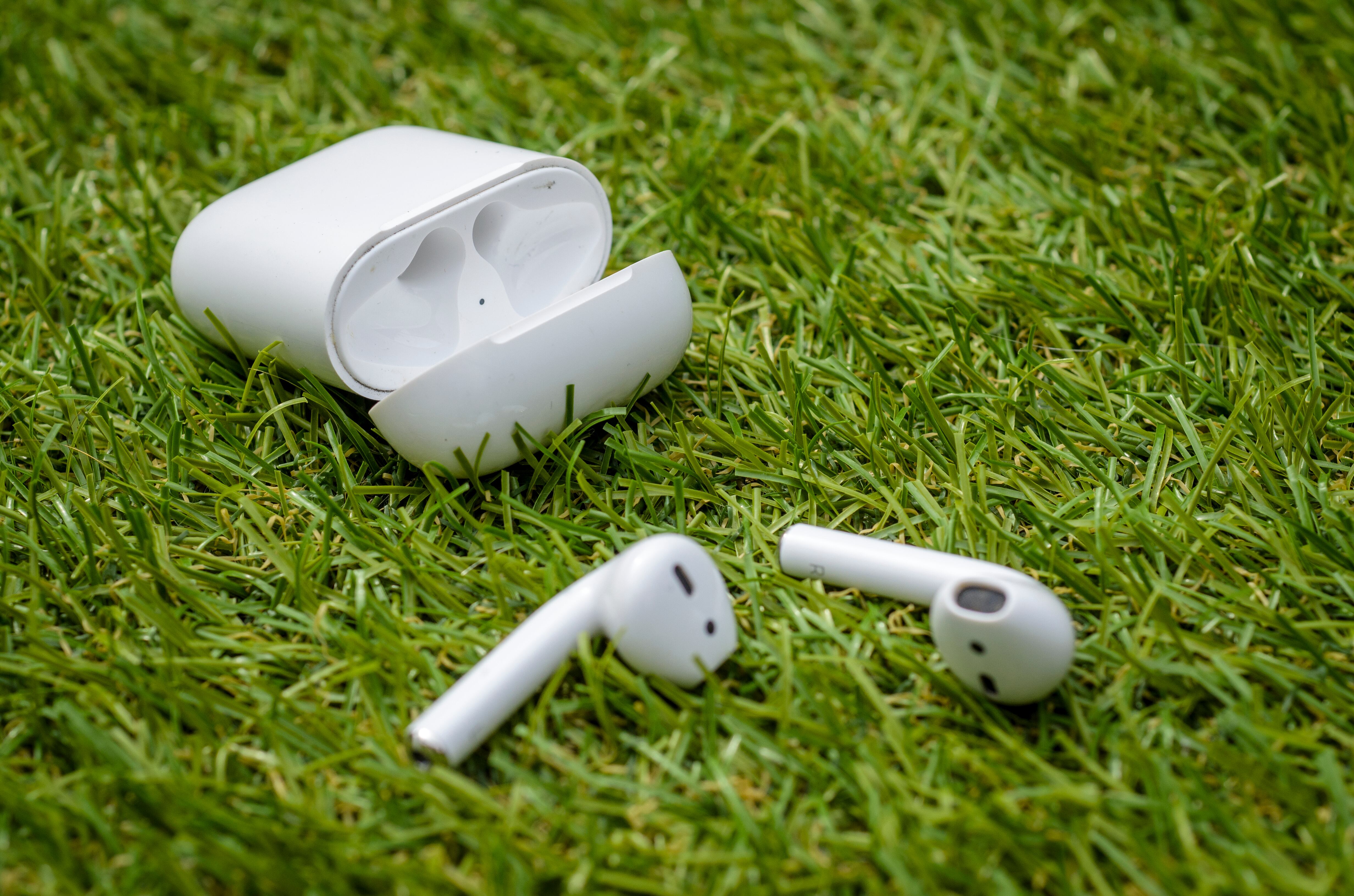 Los primeros AirPods de Apple fueron presentados en 2016; el nombre es un juego de palabras con los EarPods, los auriculares con cable que anunció en 2012