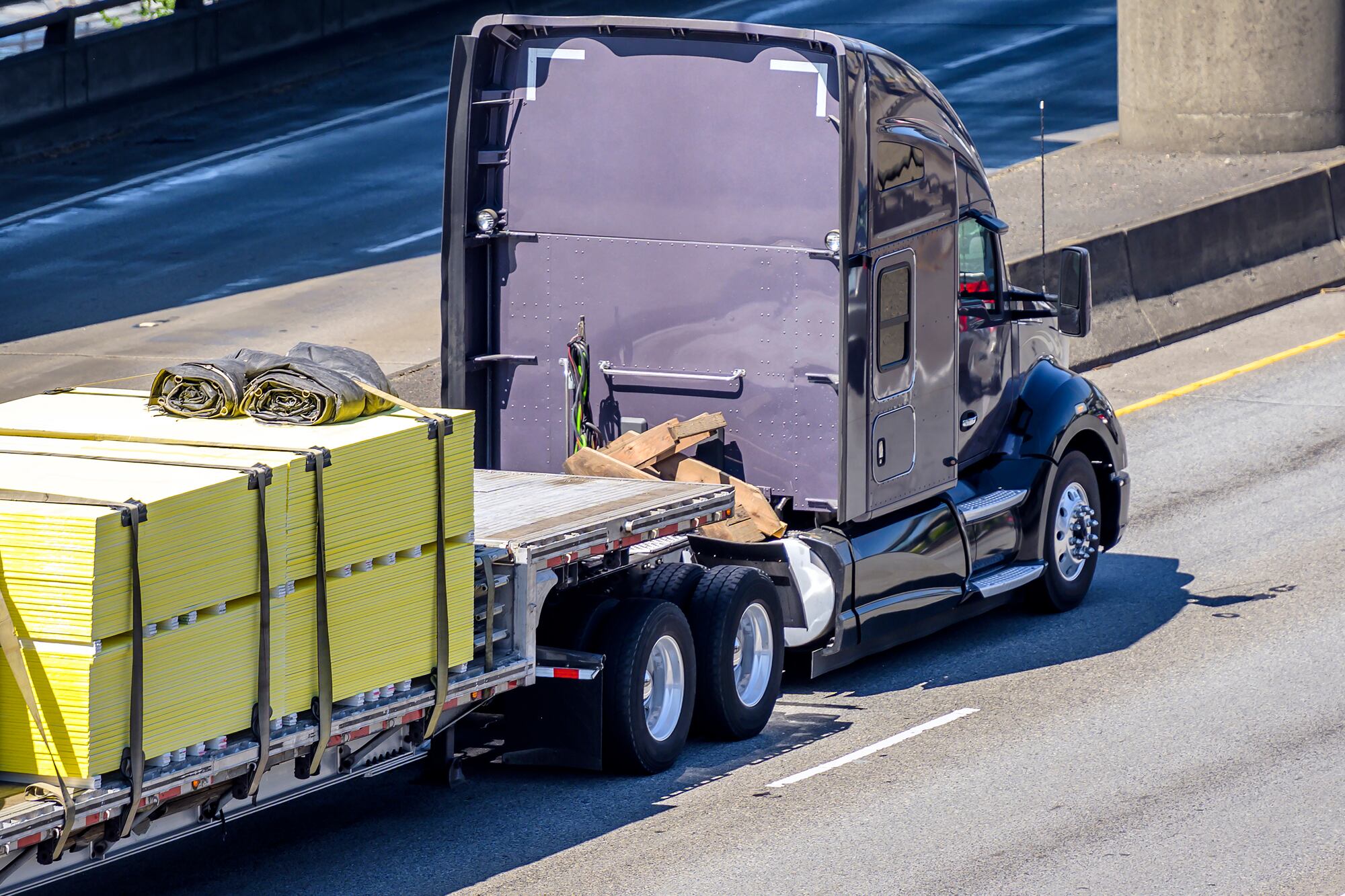 Según la orden ejecutiva de Trump, los choferes deben demostrar capacidad para leer señales de tránsito, comunicarse con autoridades y registrar documentación en inglés