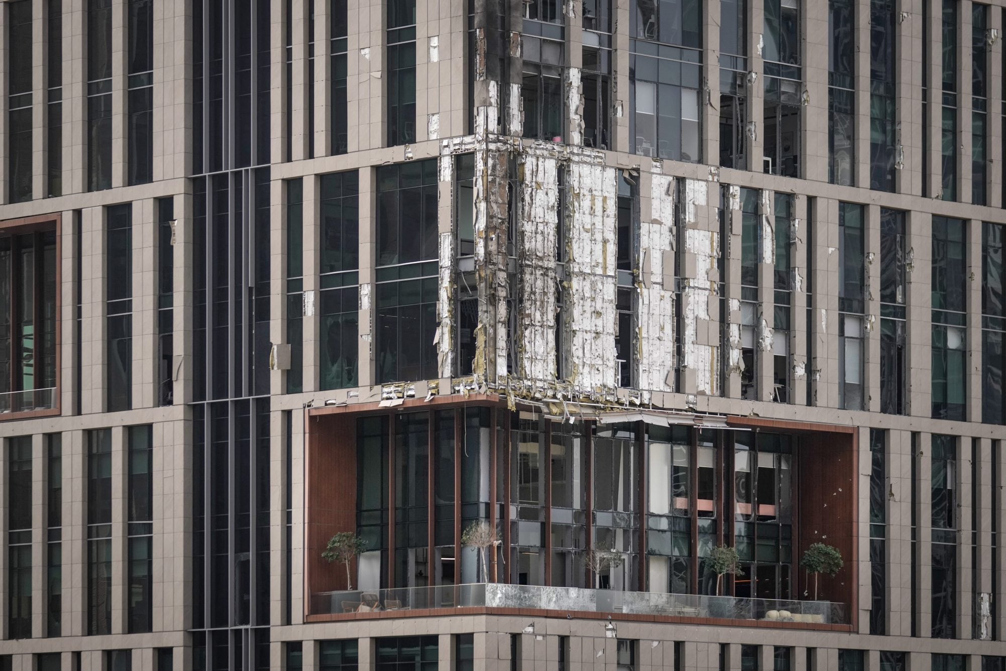 Video: Irán volvió a apuntar a países del Golfo y atacó el centro financiero de Dubai