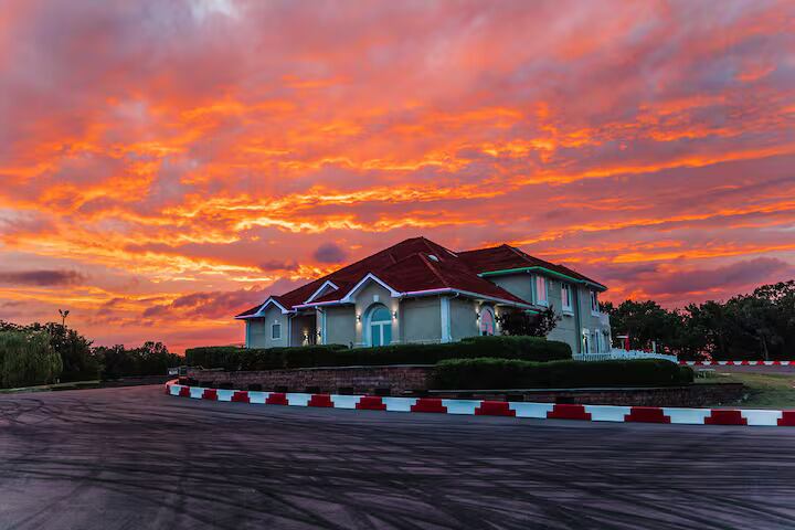 Little Talladega o “Drift Mansion”, el Airbnb temático para los fanáticos de los autos