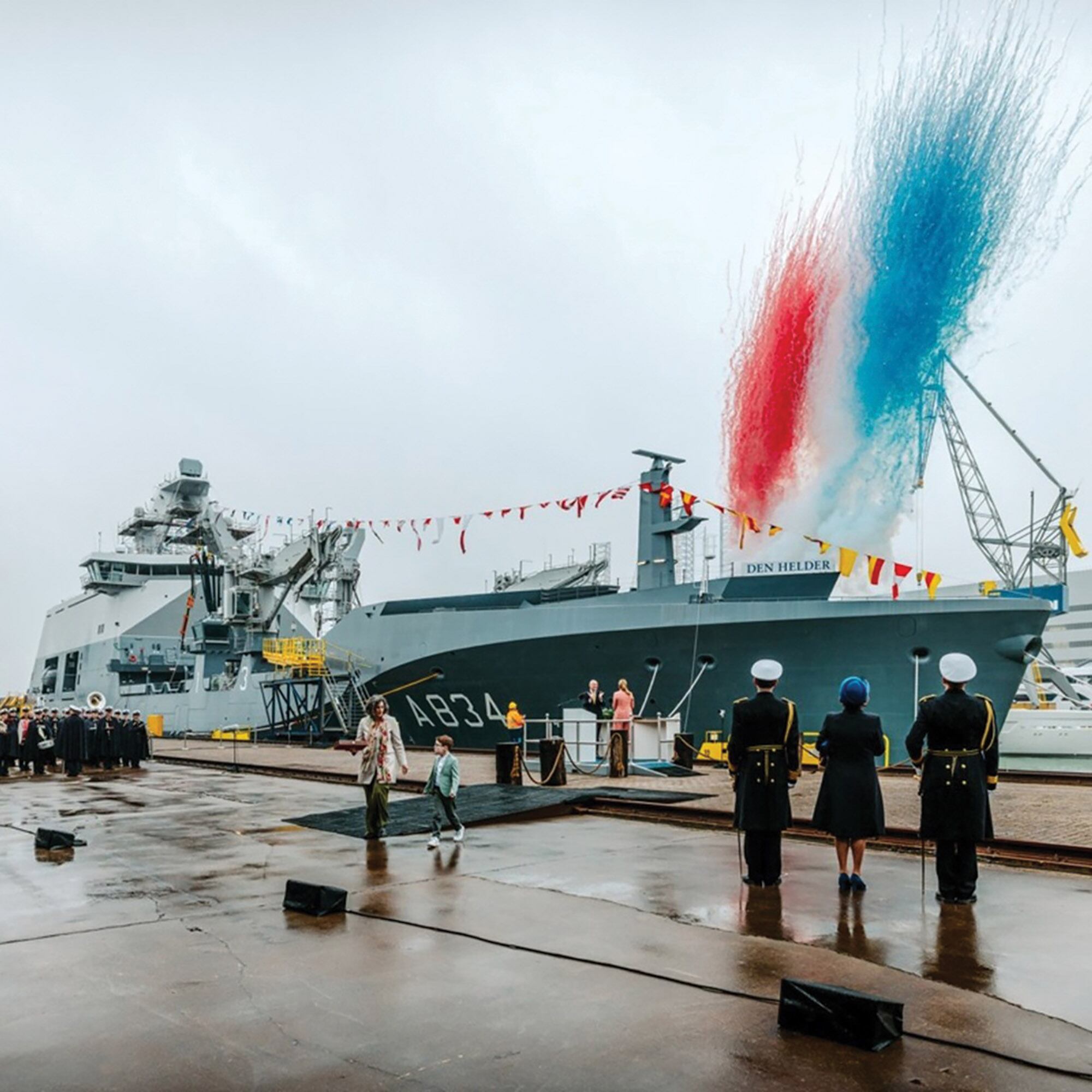 Una nube de humo roja, blanca y azul –colores de la bandera nacional– se posó sobre el Den Helden, que tiene 180 metros de eslora y 75 tripulantes. Fue diseñado y construido por el Astillero Damen Navel para el Ministerio de Defensa.