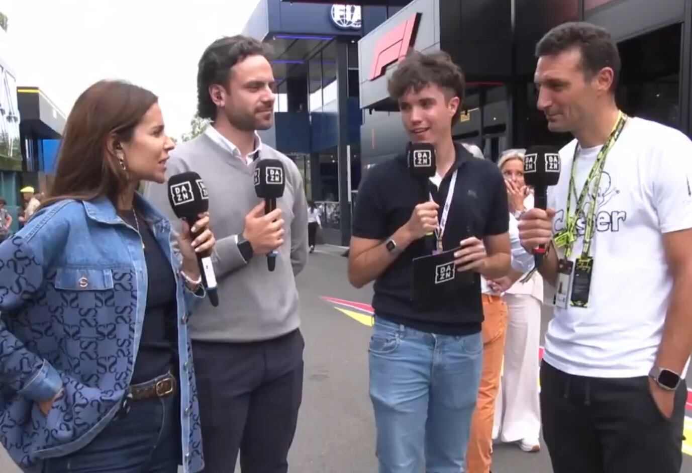 Lionel Scaloni en el circuito de Spa Francorchamps, con los periodistas de DAZN