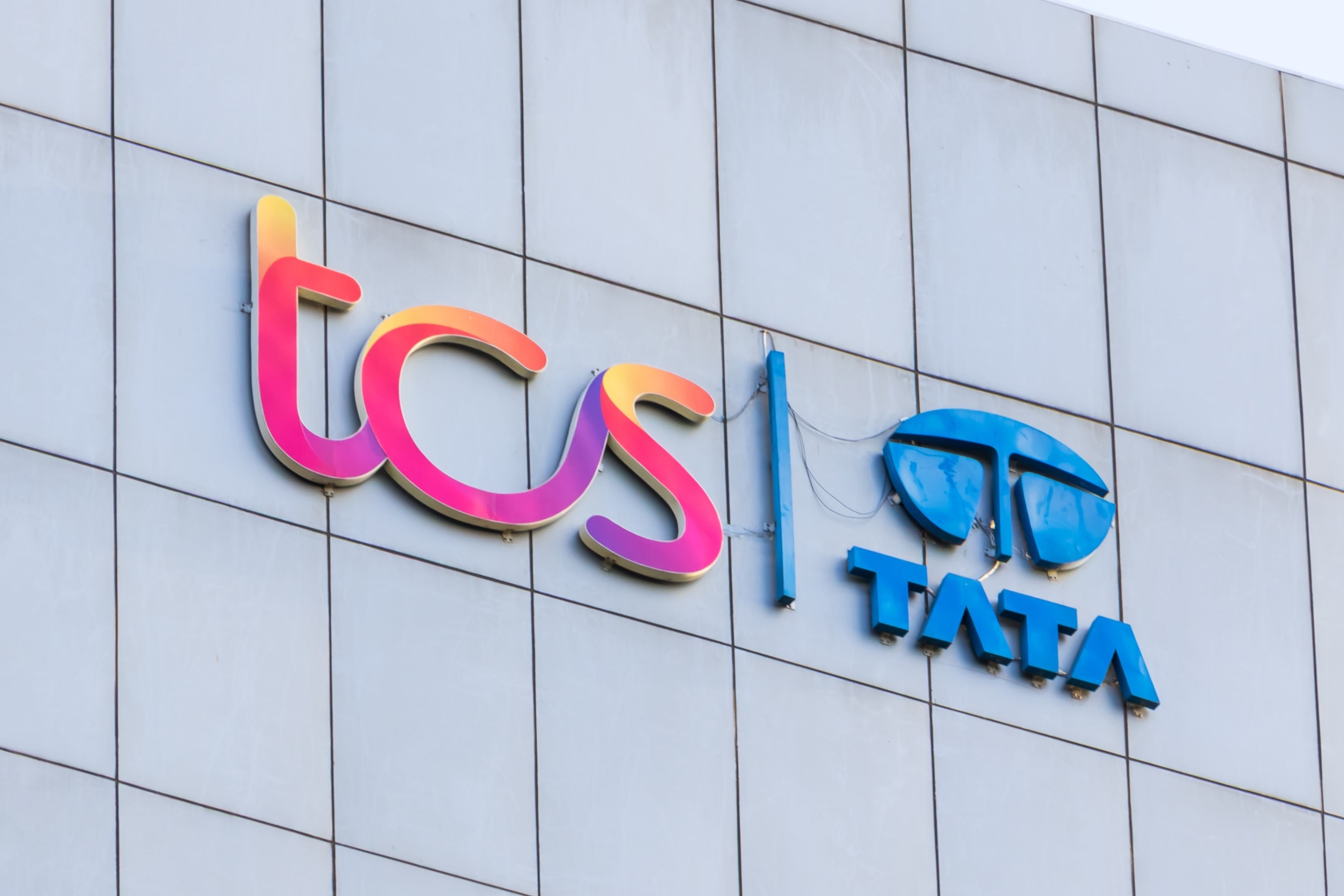 El gigante informático indio Tata prevé reducir contrataciones e incorporar medio millón de agentes de IA
