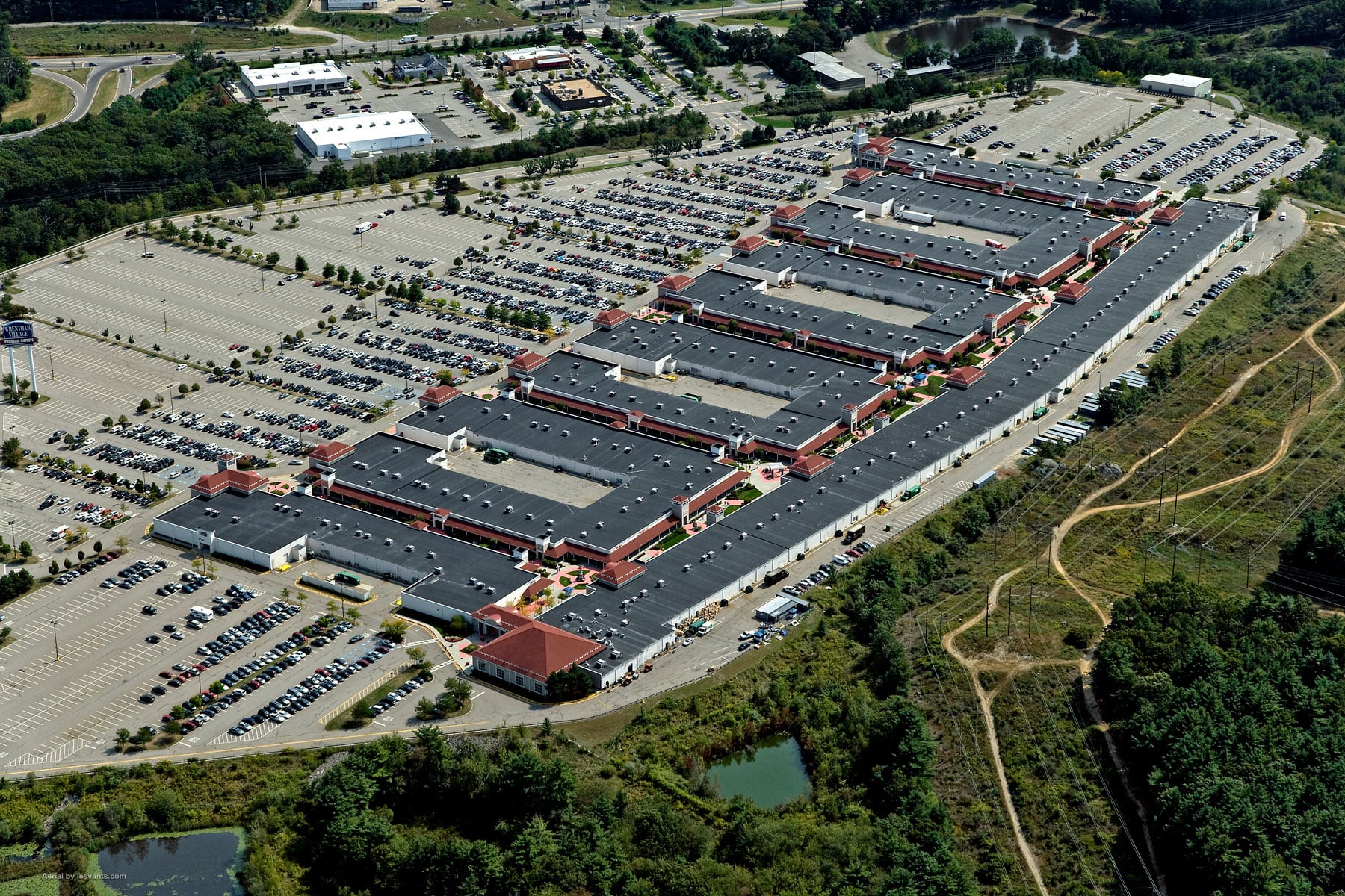 El centro comercial dispone de estacionamiento gratuito