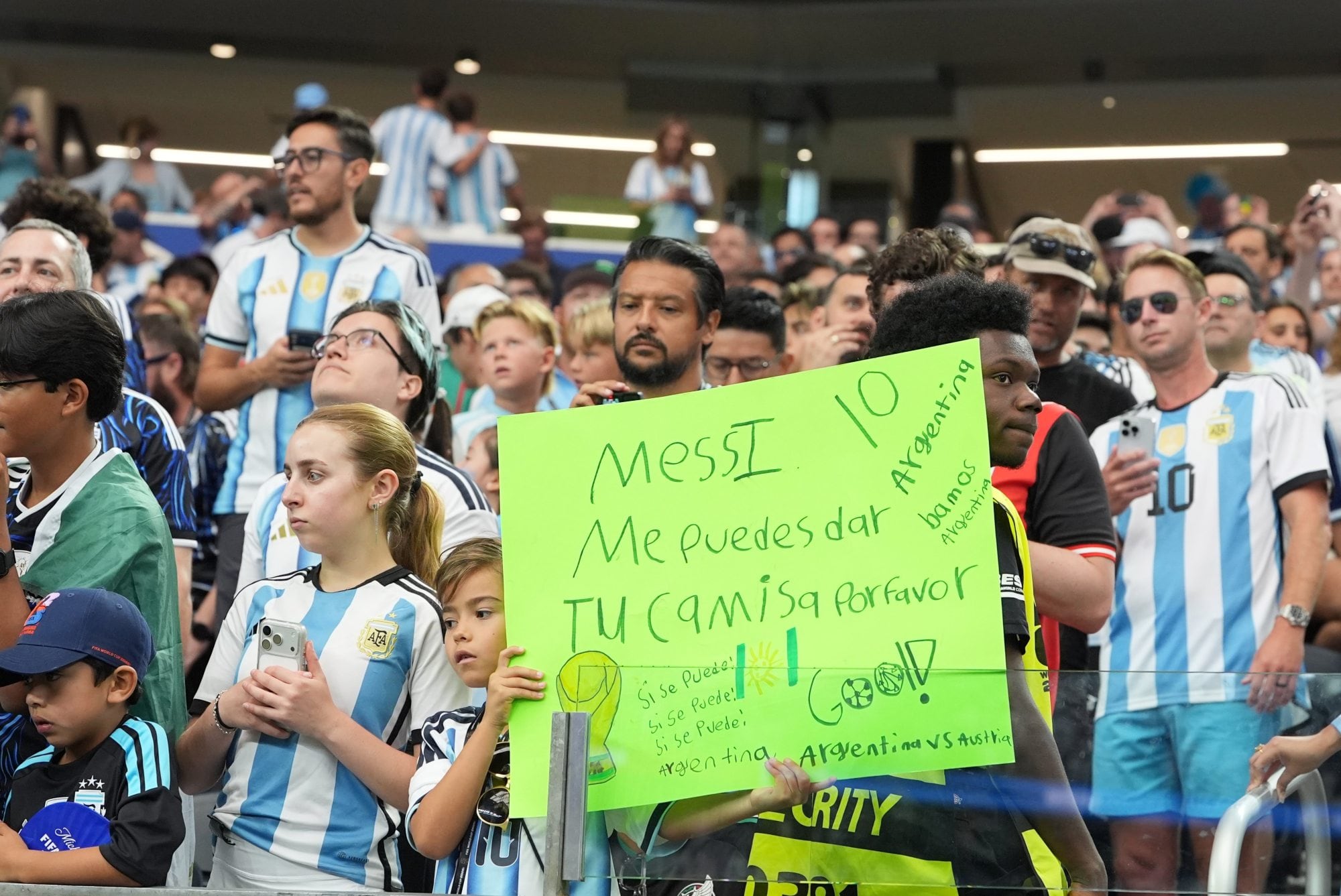 Todos quieren la camiseta de Messi en la tribuna