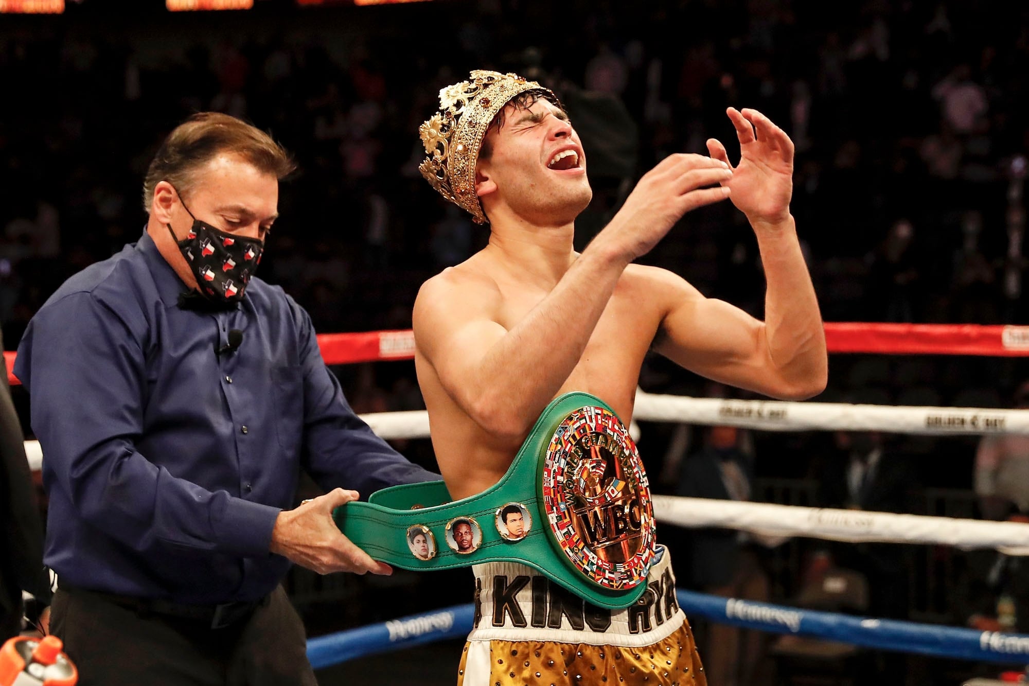 A los 22 años ganó su primera corona –liviano CMB interino- ante el británico Luke Campbell, el 2 de enero de 2021 en Dallas