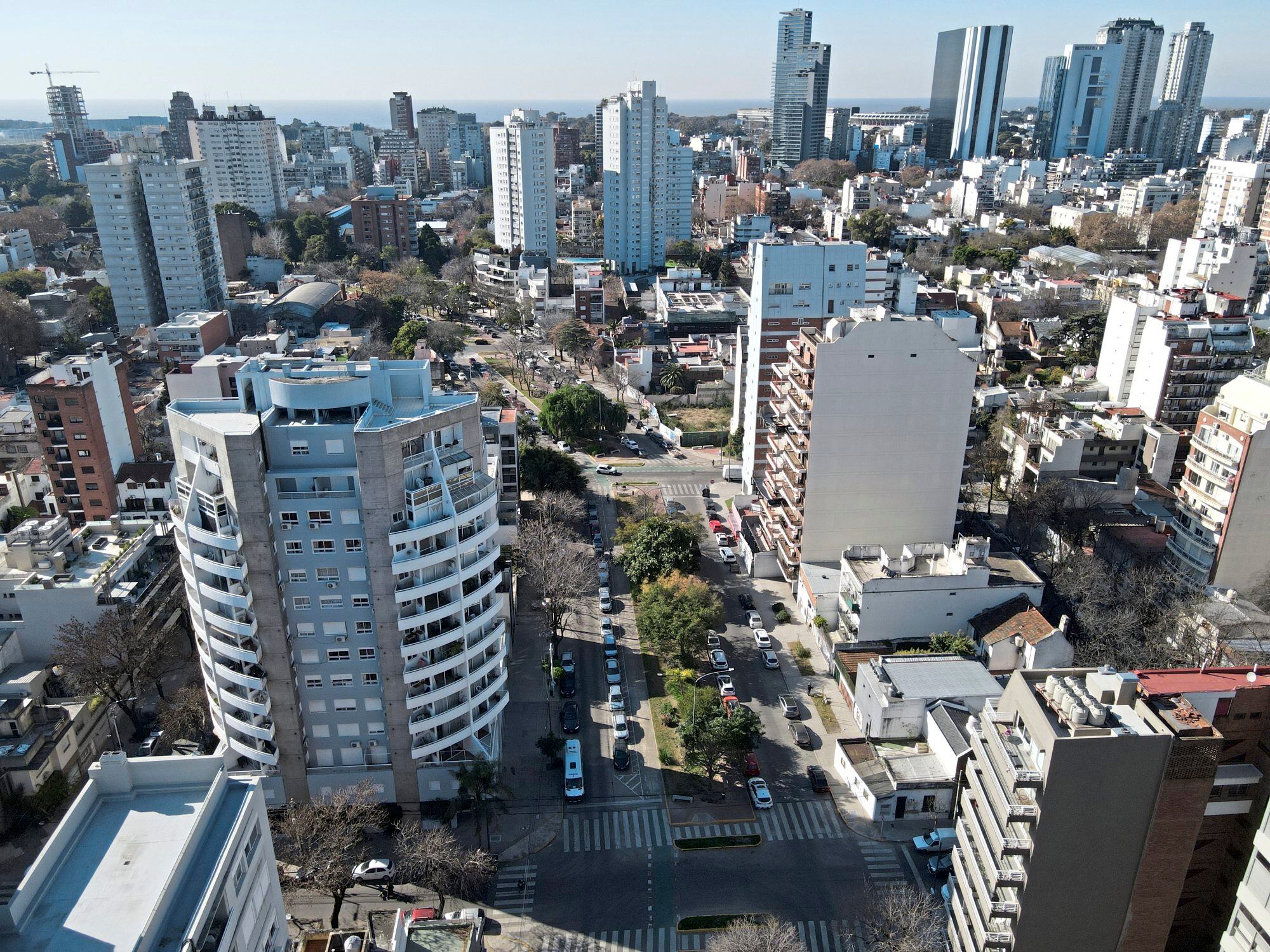 Esta microzona aprovecha el verde que el parque lineal provee en la avenida García del Río, que se convierte en avenida Comodoro Rivadavia al cruzar Cabildo